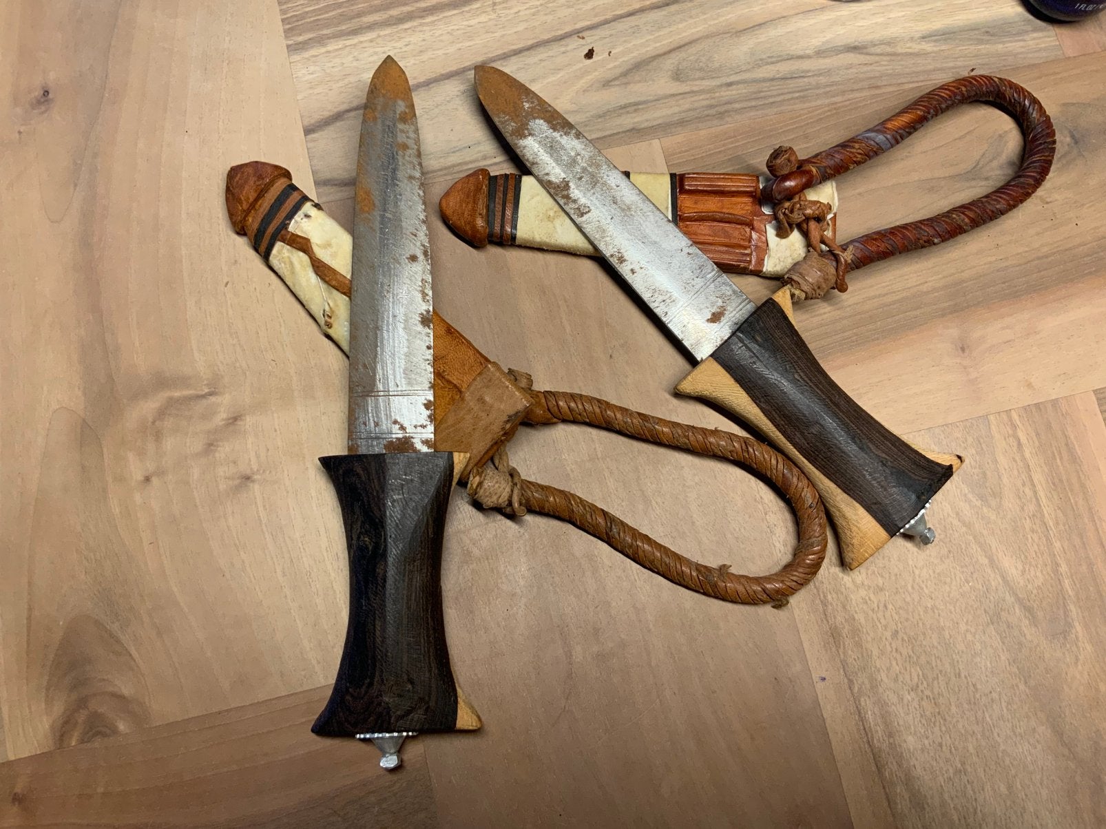 Stel vintage Soedanese Handgemaakte armdolken Dolk Mes, Verzamelen, Ophalen of Verzenden