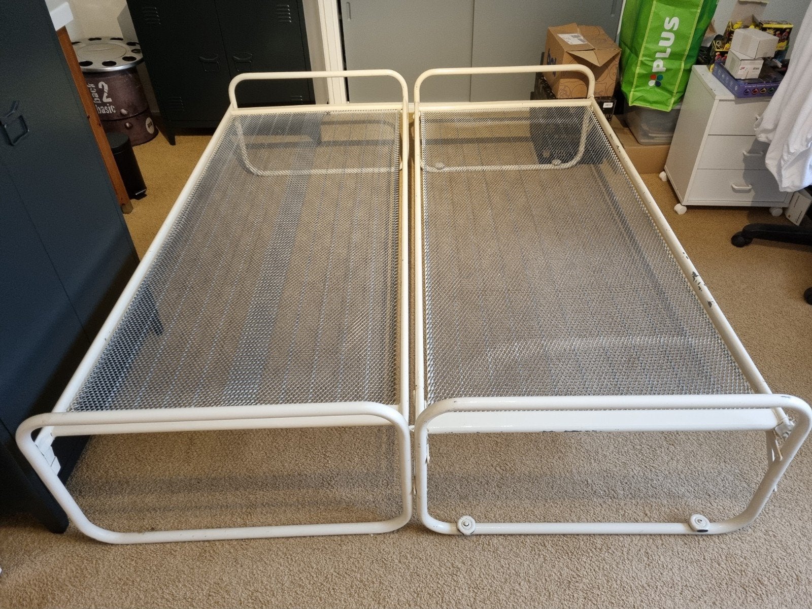 Twee eenpersoonsbedden met metalen frame en spiraalbodem, Huis en Inrichting, Ophalen, Gebruikt, Eenpersoons, Eenvoudig, functioneel