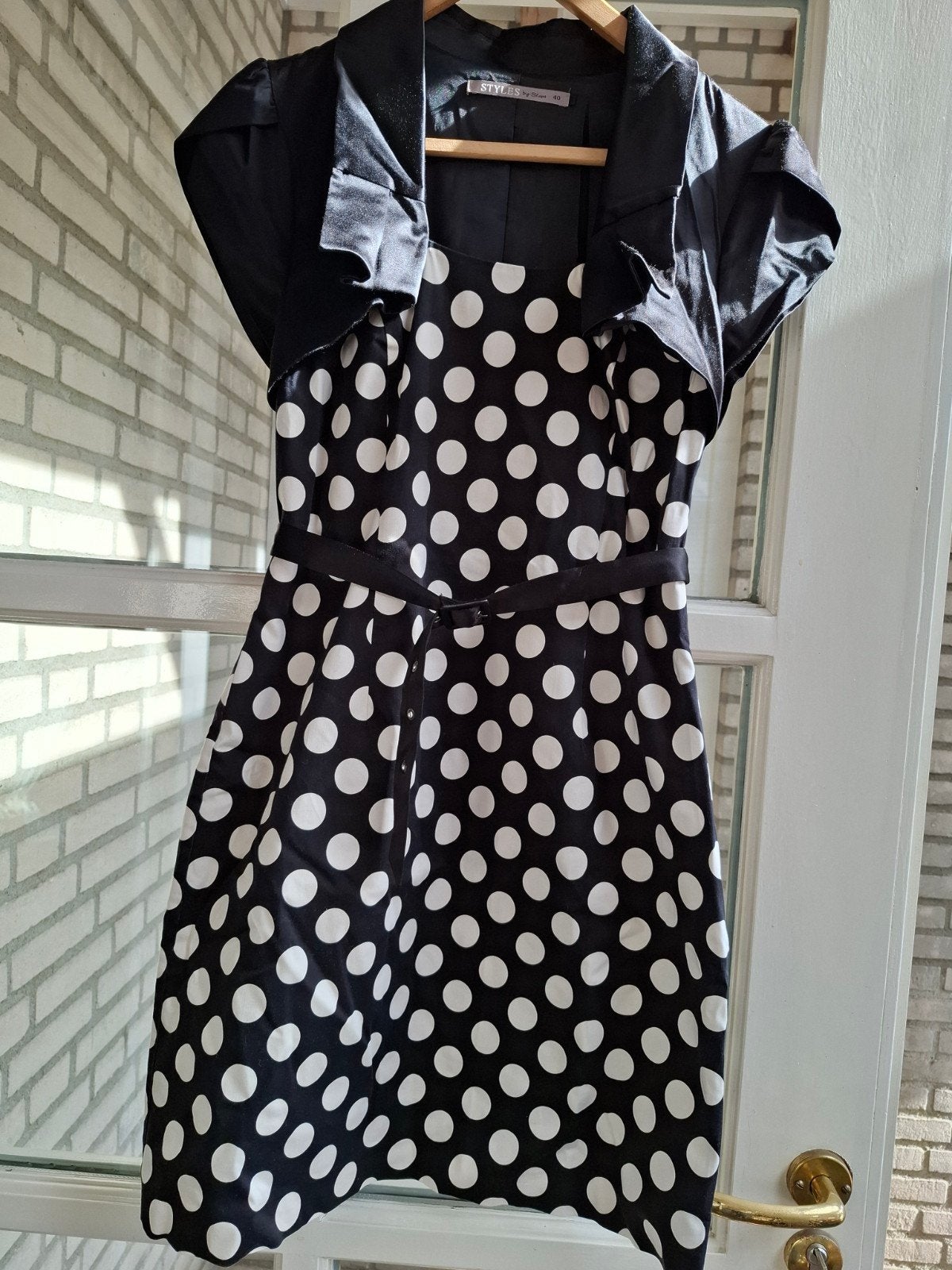 Zwart-witte jurk met stippen en bijpassende accessoires, Kleding | Dames, Maat 38/40 (M), Zwart, Ophalen of Verzenden, Zo goed als nieuw