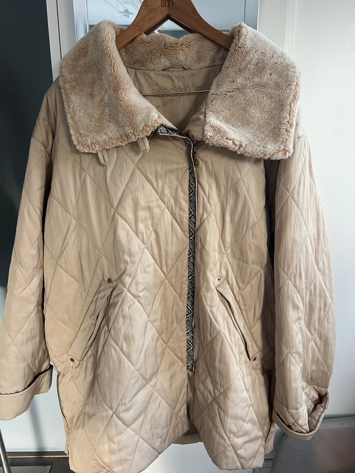 Berghaus gewatteerde jas met teddy kraag - Maat 44, Ophalen of Verzenden, Zo goed als nieuw, Maat 42/44 (L), Beige