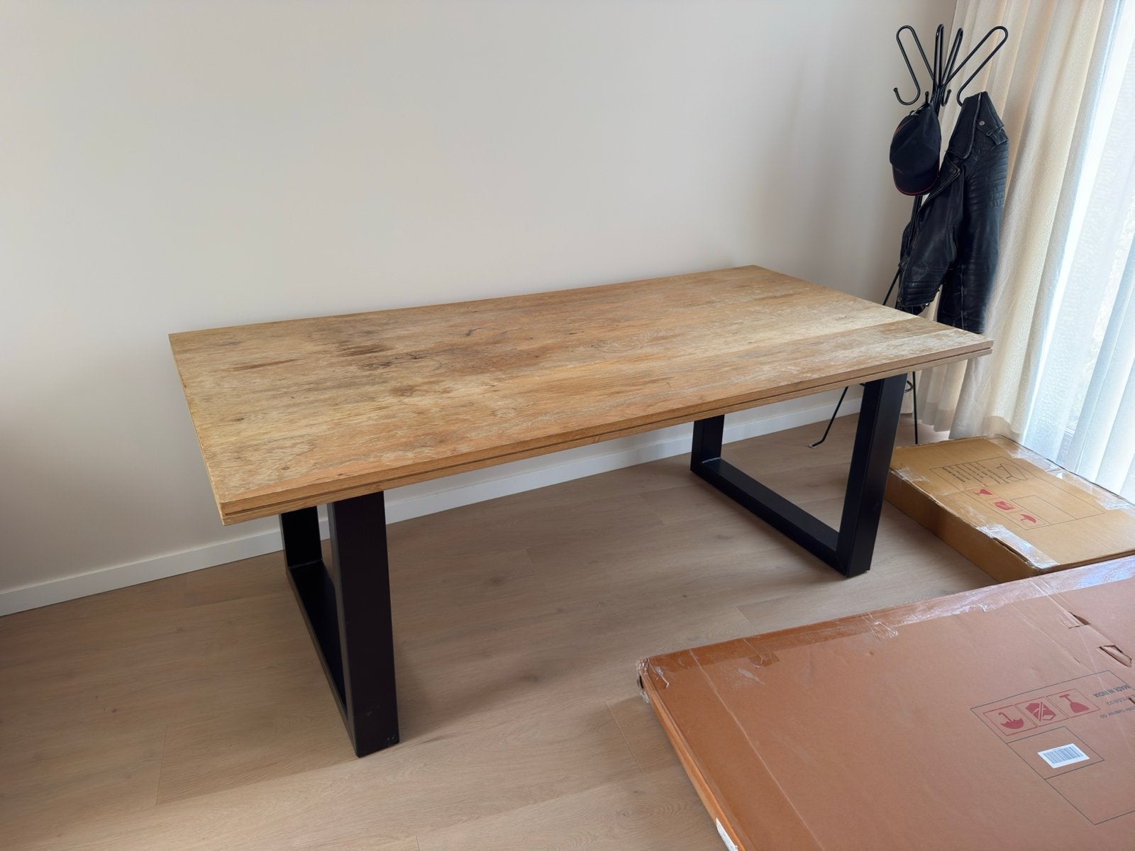 Robuuste houten tafel met metalen onderstel, Gebruikt, 200 cm of meer, Ophalen of Verzenden, Rechthoekig