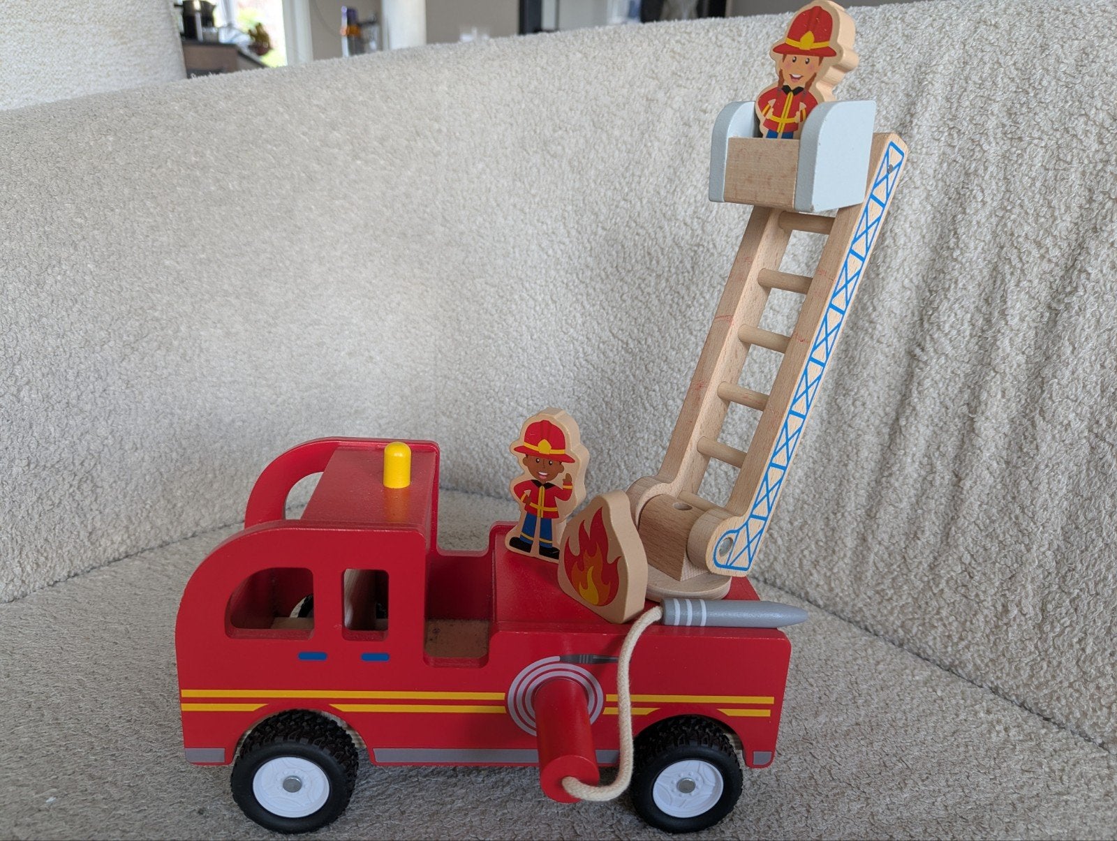 Houten brandweerwagen met brandweermannetjess, Kinderen en Baby's, Speelgoed | Speelgoedvoertuigen, Ophalen of Verzenden, Zo goed als nieuw
