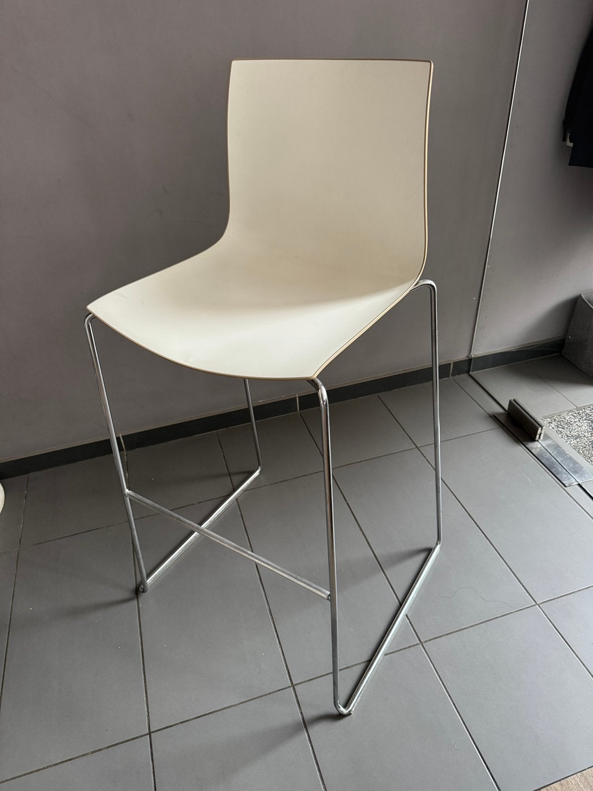Set van 4 Arper Catifa 46 design barkrukken – Wit/Chroom –, Huis en Inrichting, Barkrukken, Ophalen, Zo goed als nieuw, 60 tot 90 cm