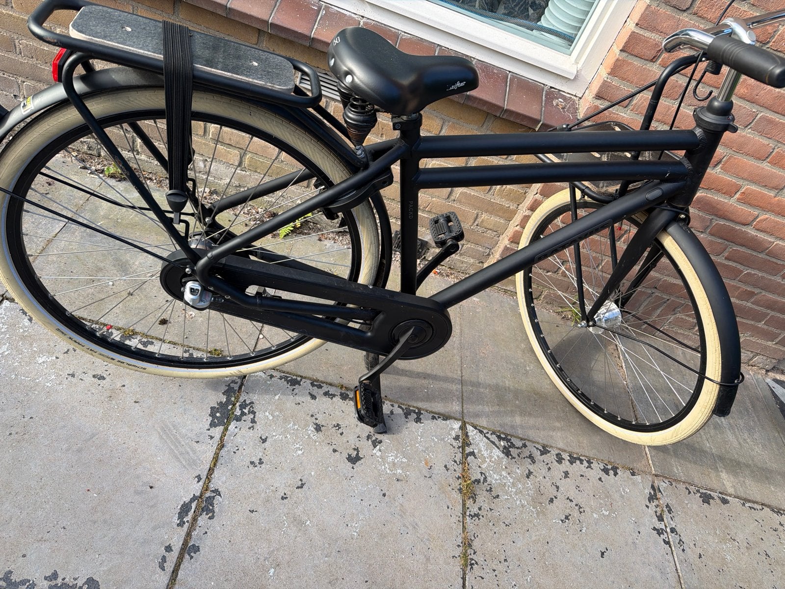 Zwarte transportfiets met voordrager en terugtraprem, Fietsen en Brommers, Fietsen | Heren | Herenfietsen, Ophalen of Verzenden