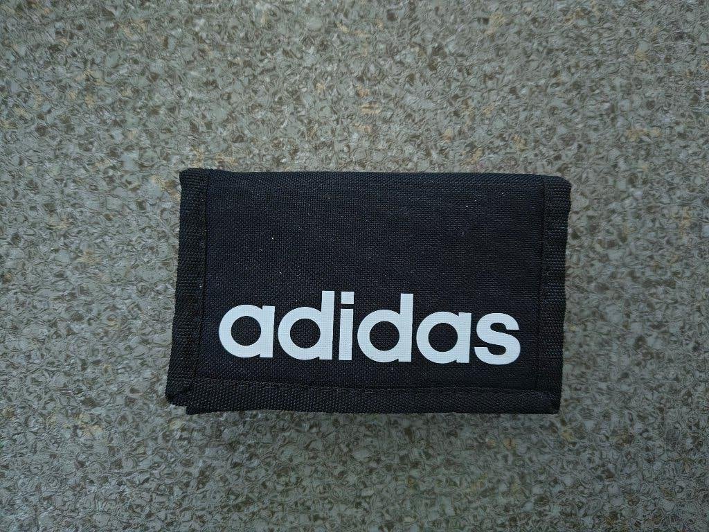 Compacte unisex Adidas portemonnee met klittenband, Ophalen of Verzenden, Zo goed als nieuw, Zwart, Overige merken