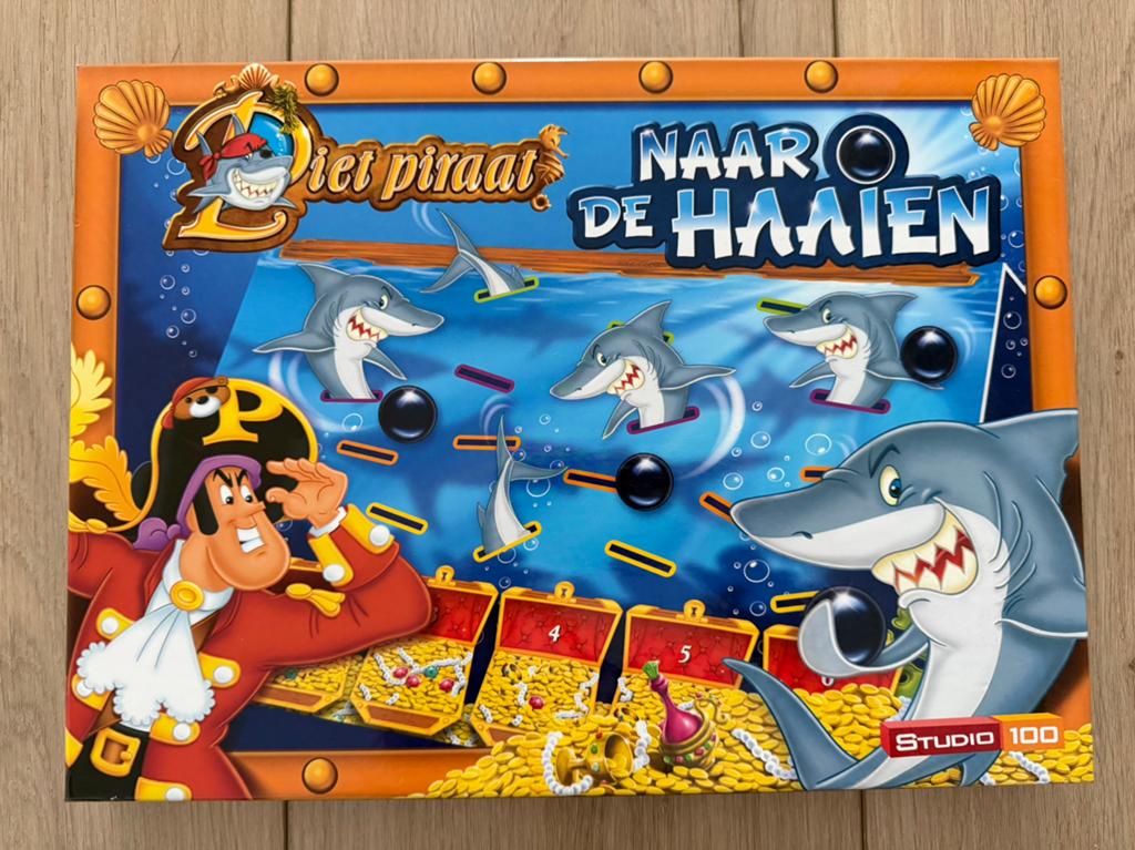 Piet piraat naar de haaien Studio 100, Hobby en Vrije tijd, Gezelschapsspellen | Bordspellen, Drie of vier spelers, Ophalen of Verzenden