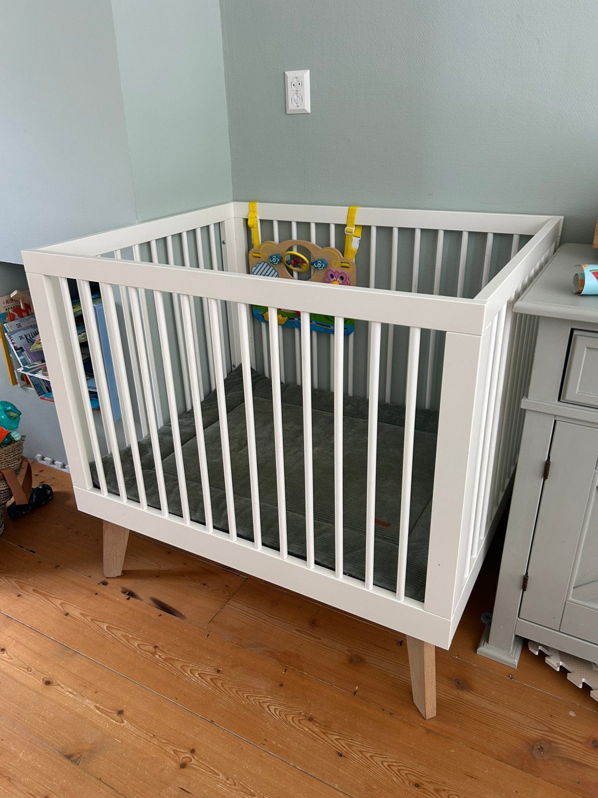 Kidsmill sixties box, wit met naturel hout poten, Kinderen en Baby's, Boxen, Ophalen, Gebruikt, Rechthoekig, In hoogte verstelbaar