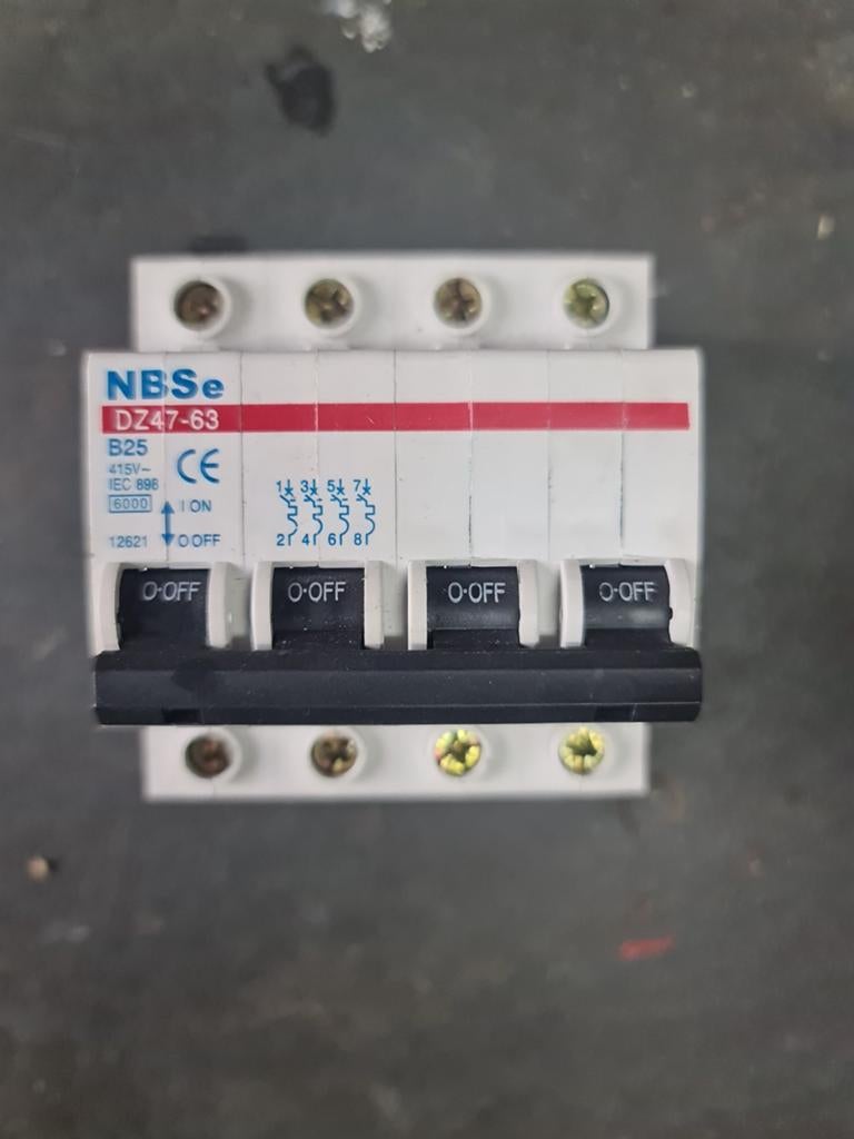 DZ47-63 Hoofdschakelaar B25, 4-polig voor 3-fase systemen, Ophalen of Verzenden