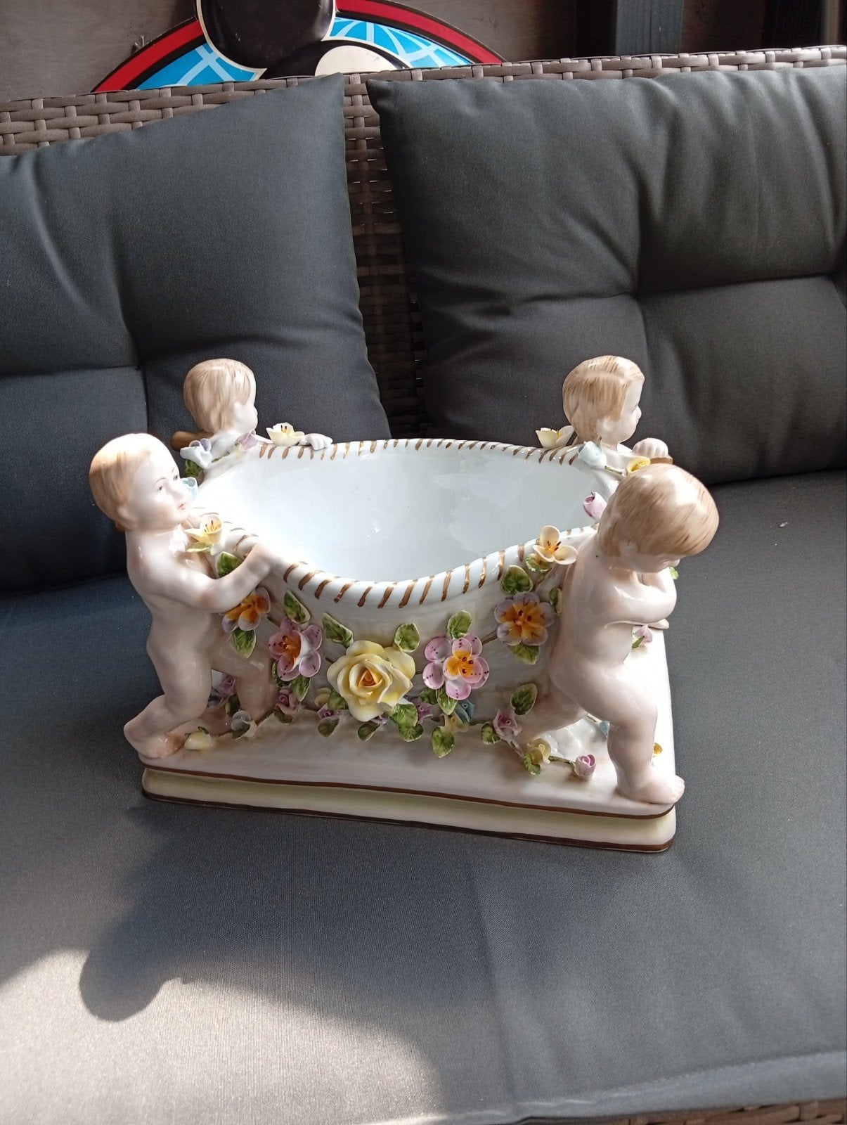 Antieke porseleinen schaal met cherubijnen en bloemen, Ophalen of Verzenden