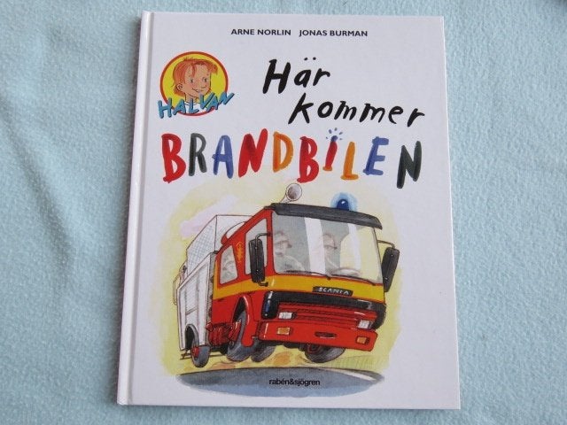 Zweeds prentenboek: Här kommer brandbilen door Arne Norlin, Ophalen of Verzenden, Zo goed als nieuw, Arne Norlin, Fictie algemeen