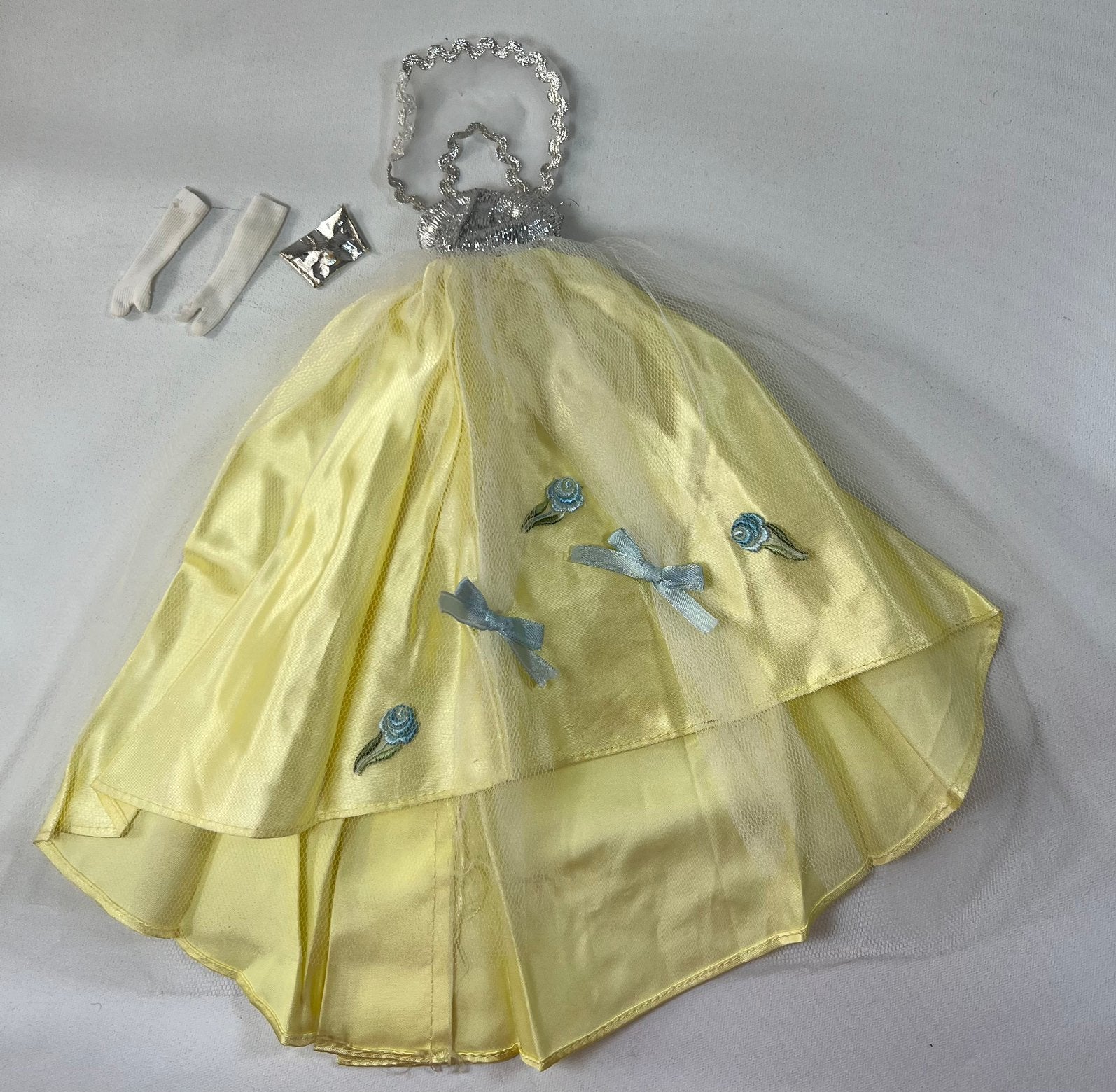 Oude Cinderella Baljurk voor Barbie, British Crown Colony., Verzamelen, Ophalen of Verzenden, Zo goed als nieuw, Kleertjes