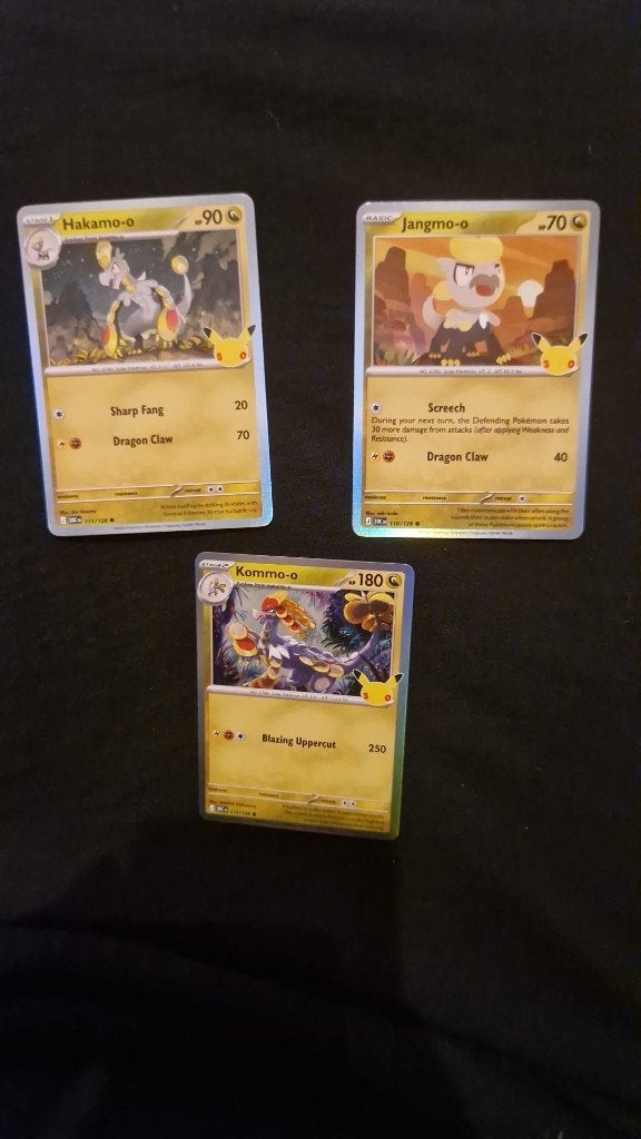 Pokémon TCG: 30th Celebration – Jangmo-o, Hakamo-o & Kommo-o, Ophalen of Verzenden, Zo goed als nieuw, Meerdere kaarten, Foil