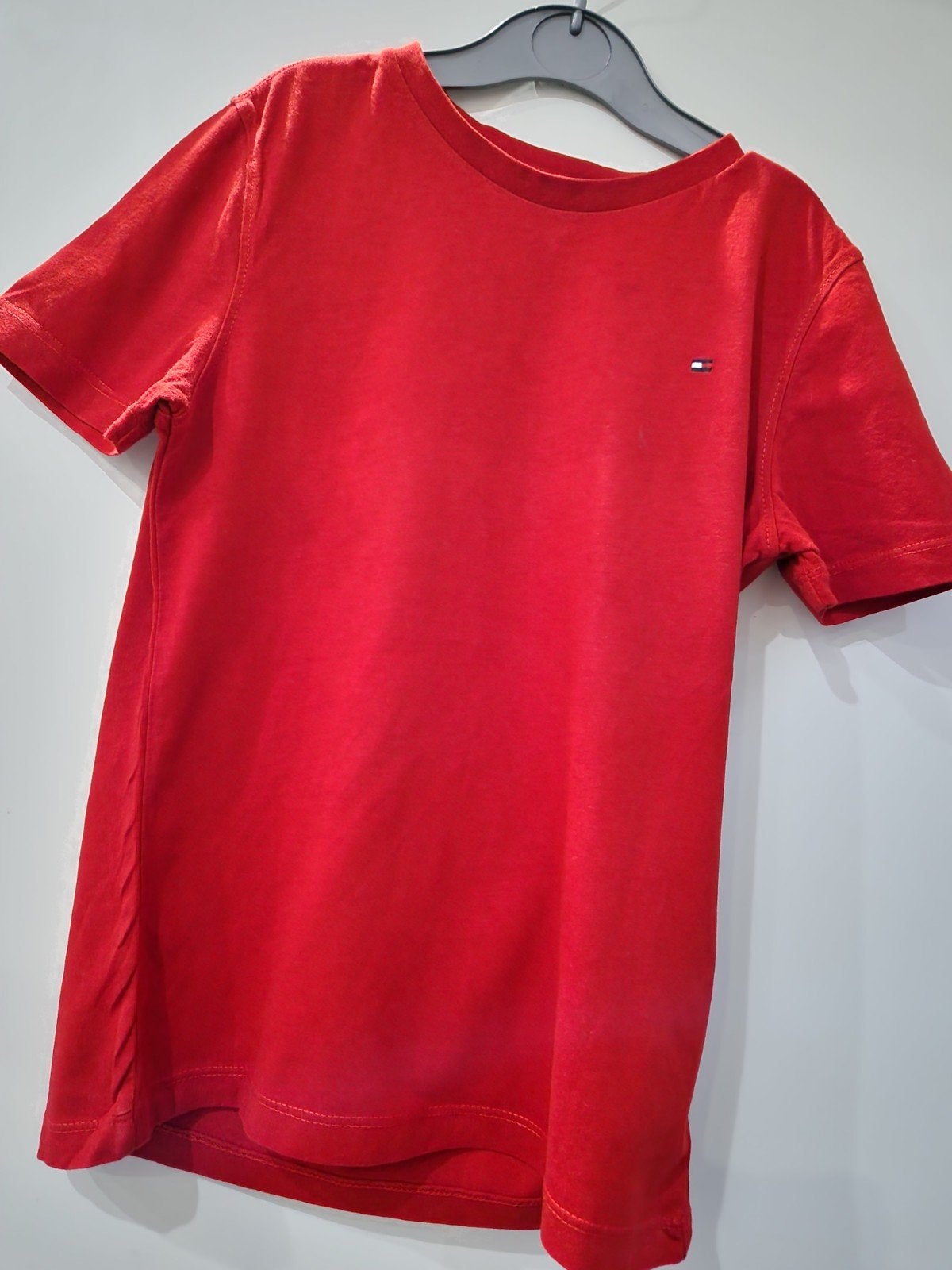 Tommy Hilfiger T-shirt rood maat 140, Kinderen en Baby's, Kinderkleding | Maat 140, Gebruikt, Jongen of Meisje, Ophalen of Verzenden