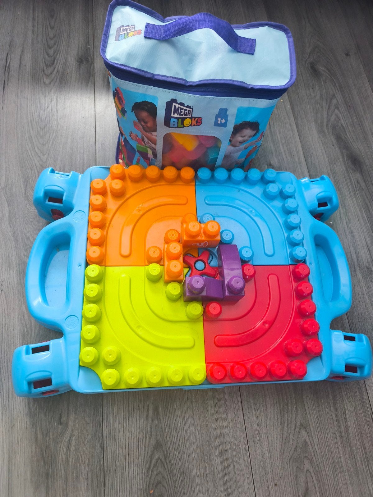 Mega Bloks Bouwtafel met Blokken en extra tas met blokken, Ophalen, Zo goed als nieuw, Megabloks