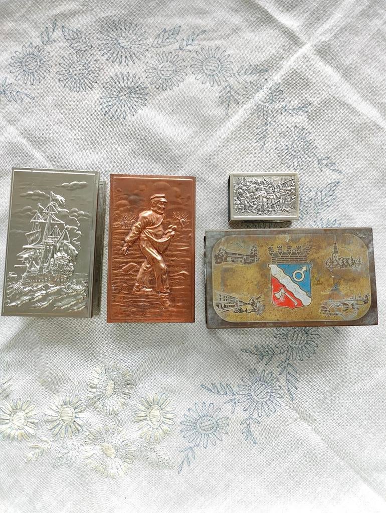 4 vintage metalen  lucifer doosjes met reliëf, Antiek en Kunst, Ophalen of Verzenden