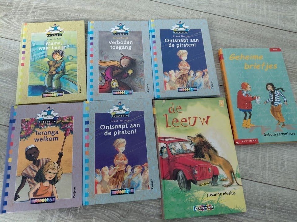 Estafette en twee Avi boeken, Ophalen, Zo goed als nieuw, 3 tot 4 jaar