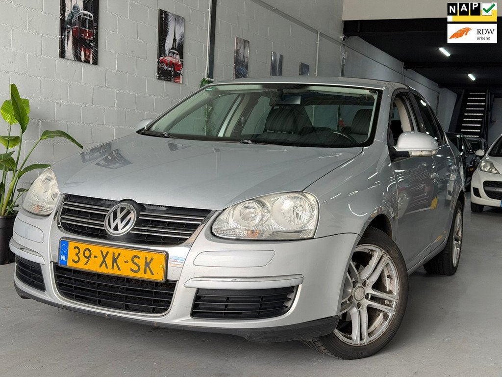 Volkswagen Jetta 1.6 Trendline/ AUTOMAAT/ nap/ 1jaar apk/ ai, Auto's, 4 cilinders, Metallic lak, 690 kg, Sedan