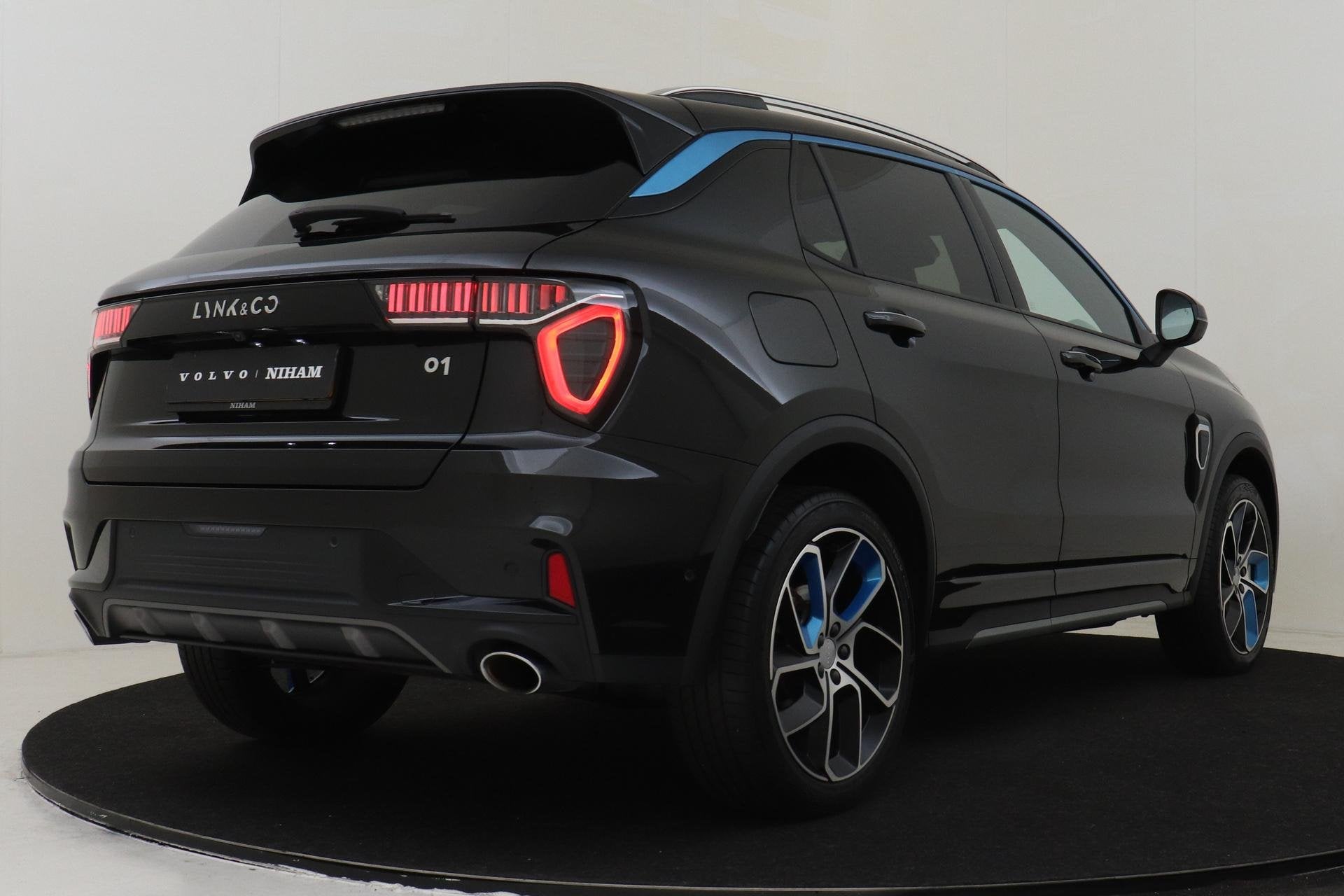 Lynk & Co 01 1.5 PHEV -PANO.DAK|ELEK.STOEL|HARMANINFINITY|36, Auto's, 12 maanden, Stof, Euro 6, Zwart