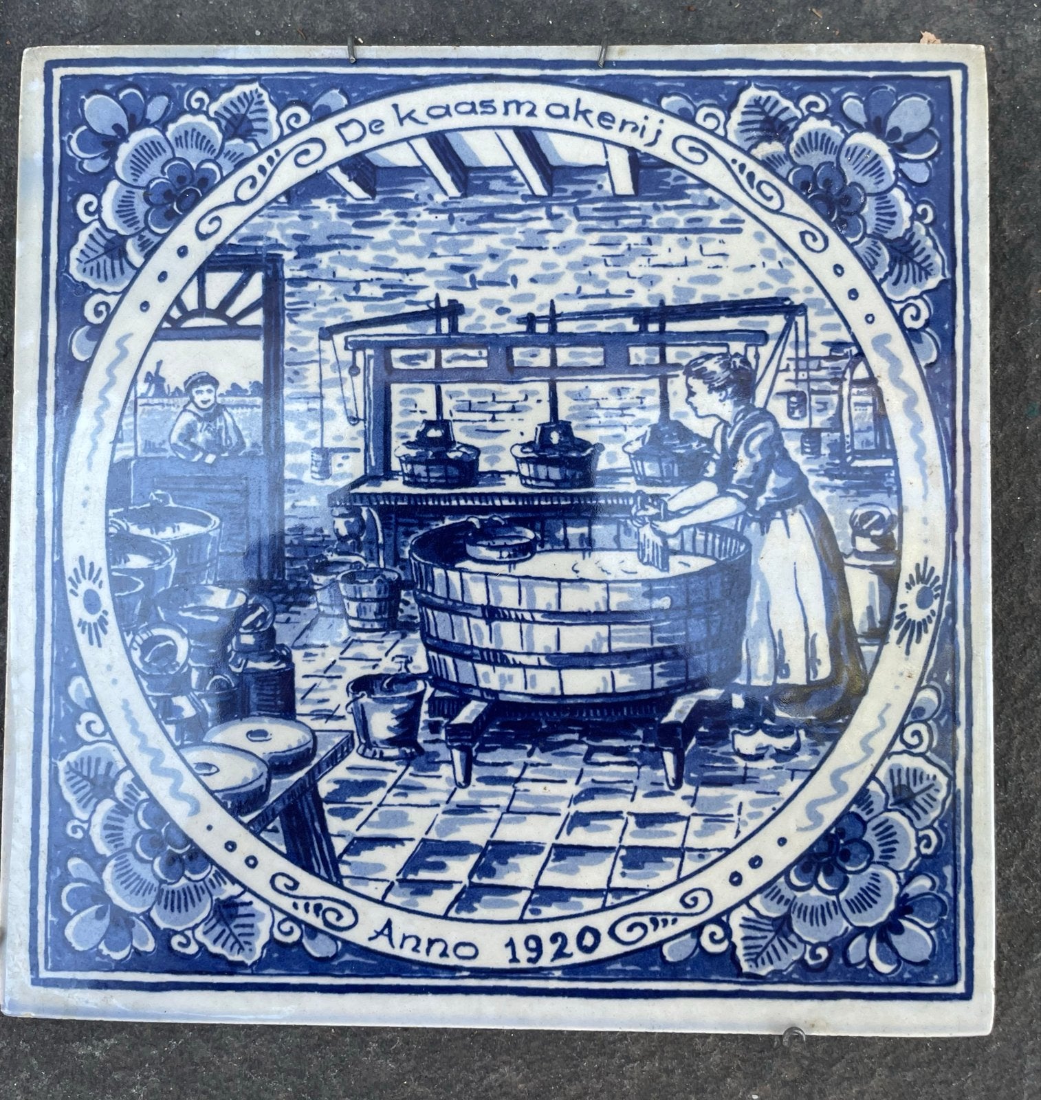 Delfts Blauw Tegel 'De Kaasmakerij' Anno 1920 Handgeschilder, Ophalen of Verzenden
