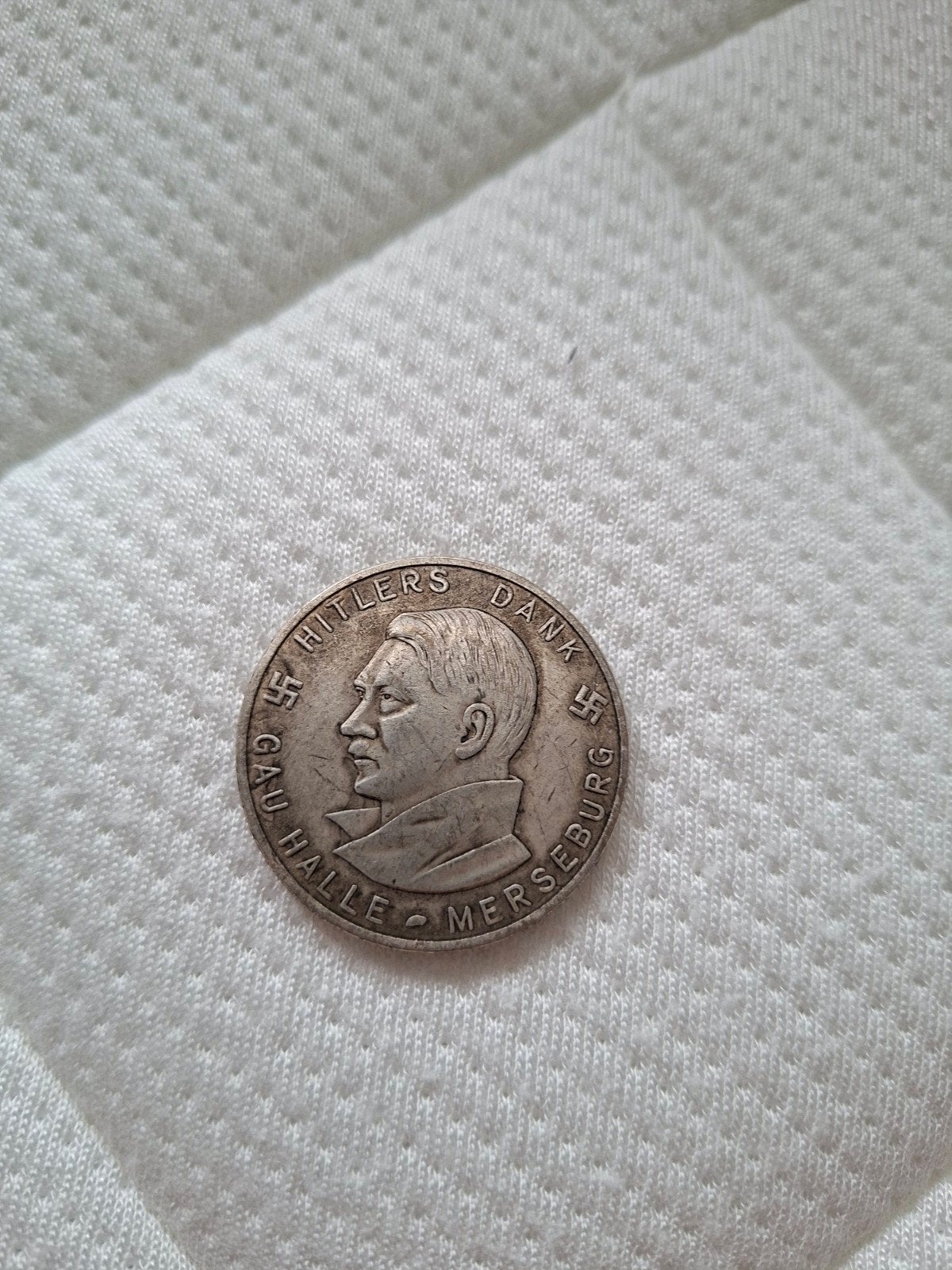 Hitlers Dank Medaille WHW 1933/34 Gau Halle-Merseburg, Postzegels en Munten, Penningen en Medailles, Ophalen of Verzenden, Overige materialen