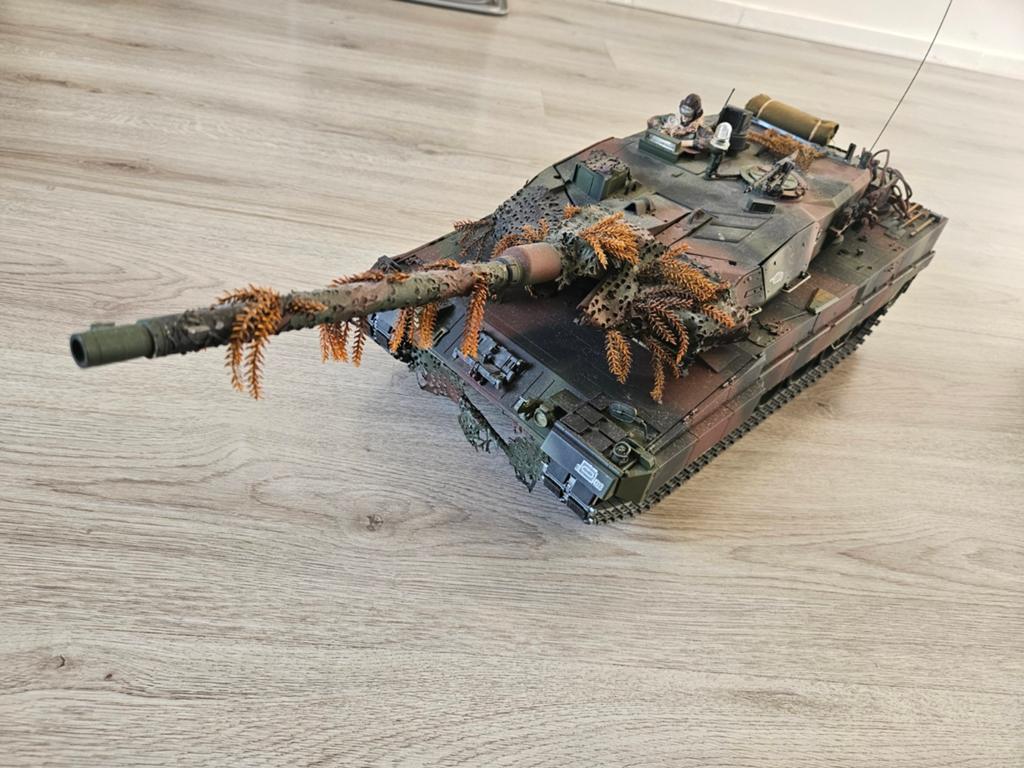 Tamiya rc leopard 2a6 Tank 1:16 rijklaar, Ophalen, Tank, 1:32 tot 1:50, Zo goed als nieuw