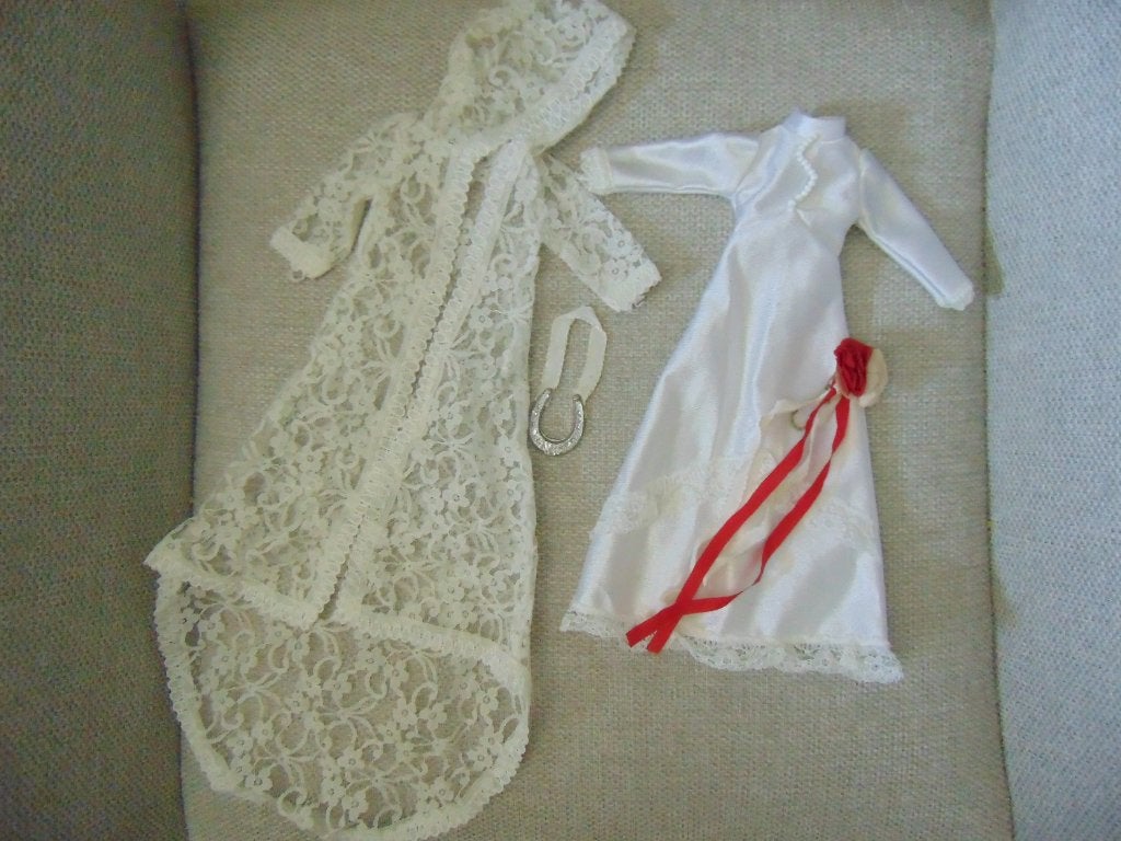 Compleet set Sindy bruidsjurk met Cape en accessoires, Verzamelen, Poppen, Ophalen of Verzenden, Gebruikt, Kleertjes
