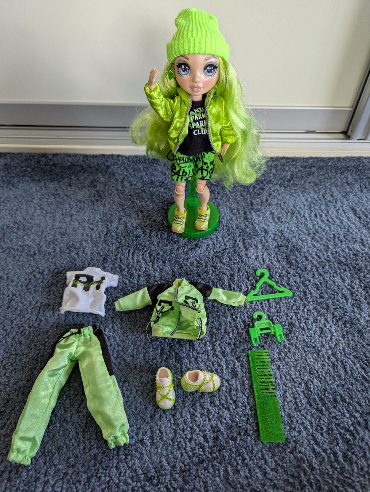 Rainbow High Serie 1 Jade Hunter Modepop met Extra Outfit, Kinderen en Baby's, Speelgoed | Poppen, Ophalen of Verzenden, Zo goed als nieuw
