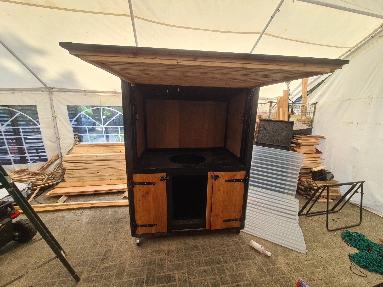 gebruikte buitenkeuken met luifel, Ophalen, Nieuw, Houtskool