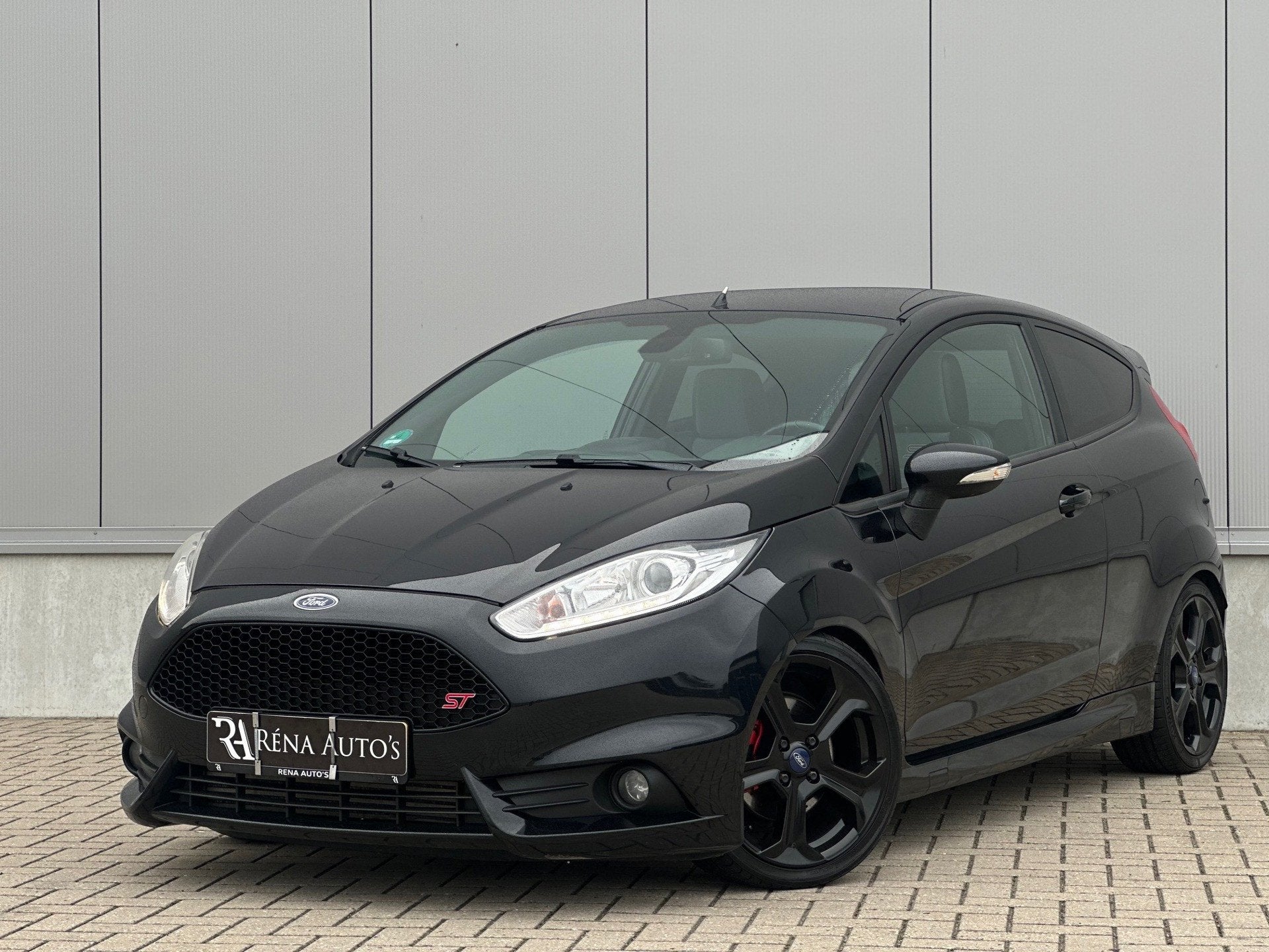 Ford FIESTA 1.6 ST2 / CRUISE / CAMERA / MILLTEK / RECARO / C, Voorwielaandrijving, 1063 kg, Gebruikt, Zwart