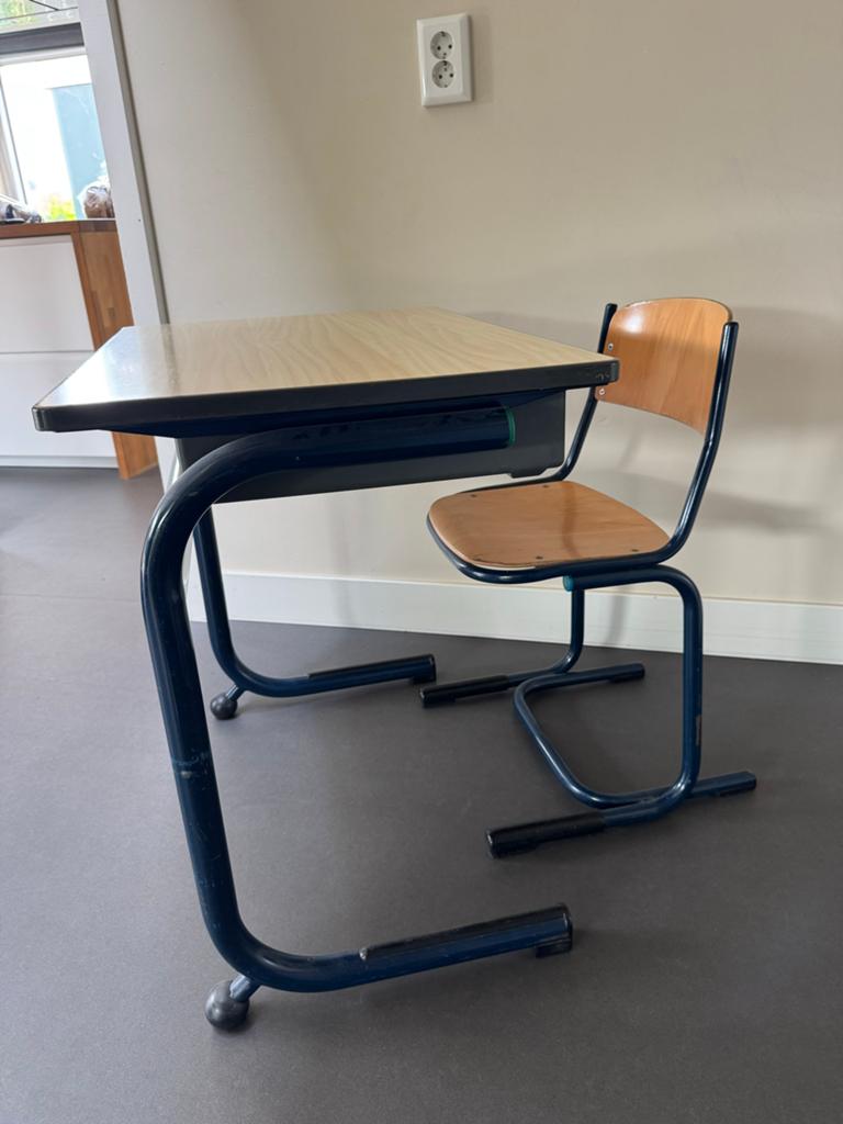 Vintage Marko bureau - Donkerblauw schoolbureau met stoel, Huis en Inrichting, Bureaus, Ophalen, Opbergruimte, Gebruikt, Metaal