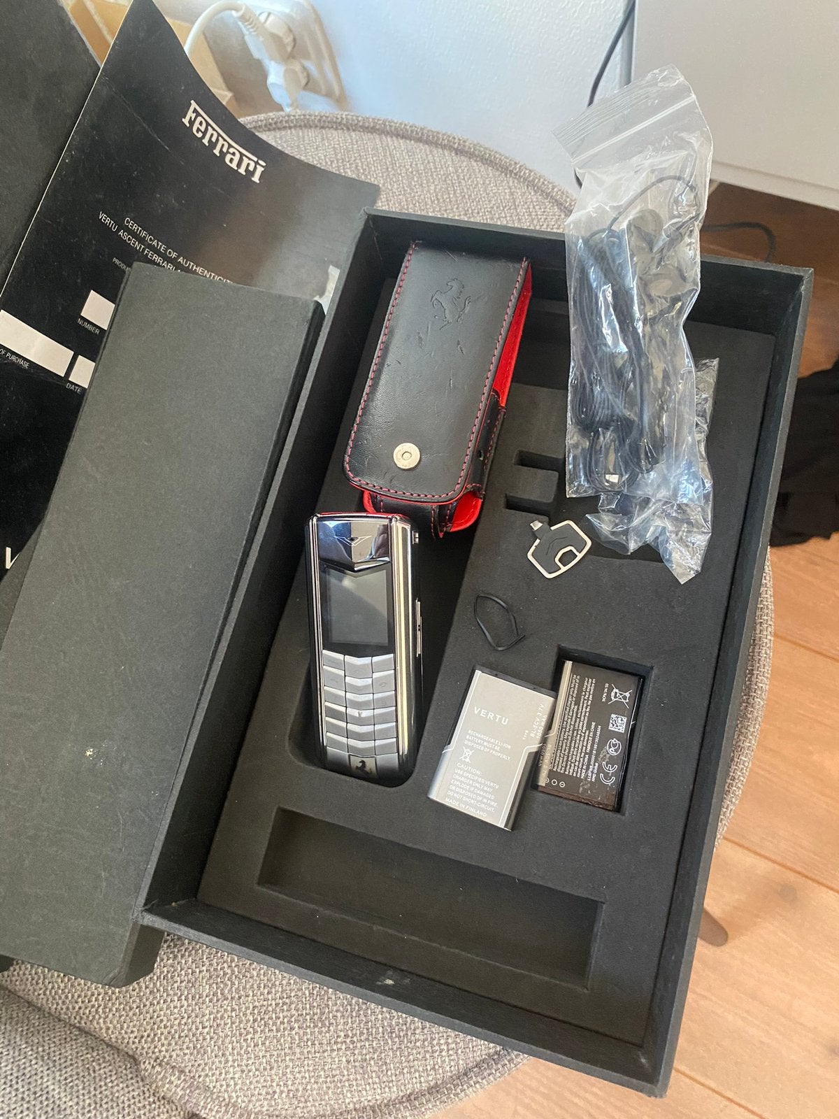 Vertu ferrari telefoon collecters item compleet doos alles, Telecommunicatie, Ophalen of Verzenden, Zo goed als nieuw