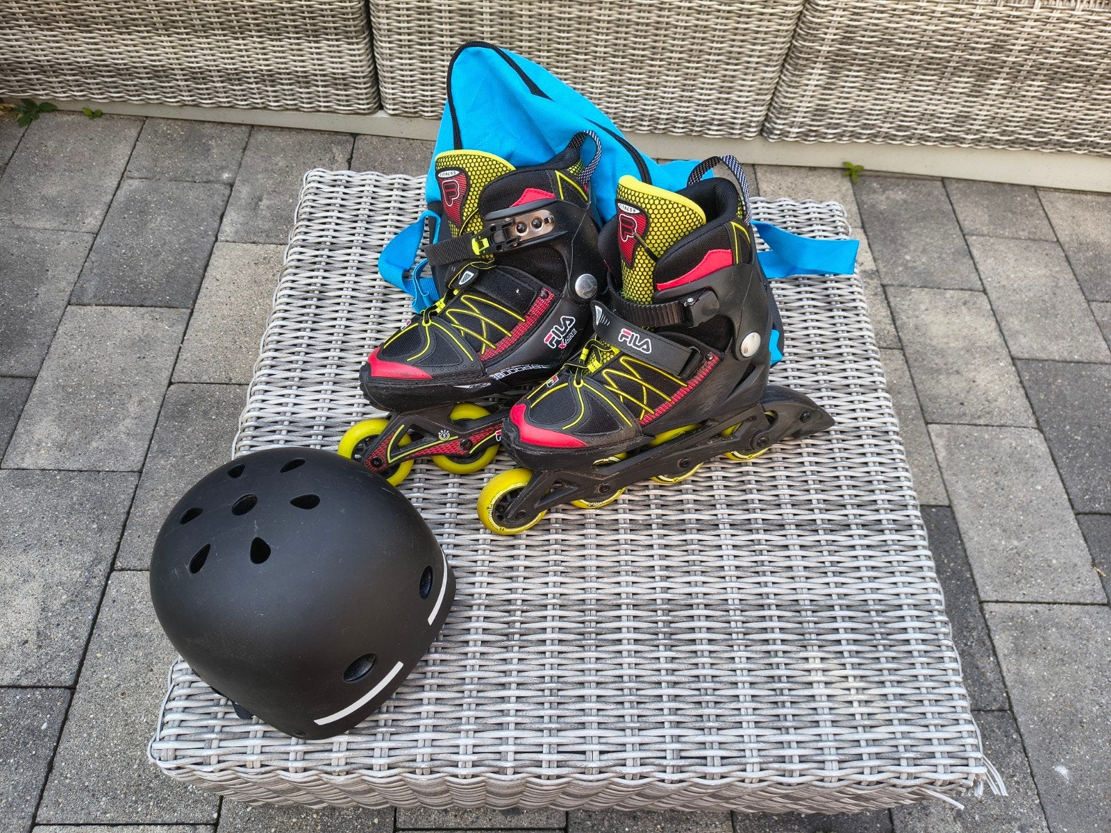 Fila verstelbare skates 38-41 met helm en tas, Kinderen en Baby's, Speelgoed | Buiten | Rolschaatsen, Ophalen, Verstelbaar, Gebruikt