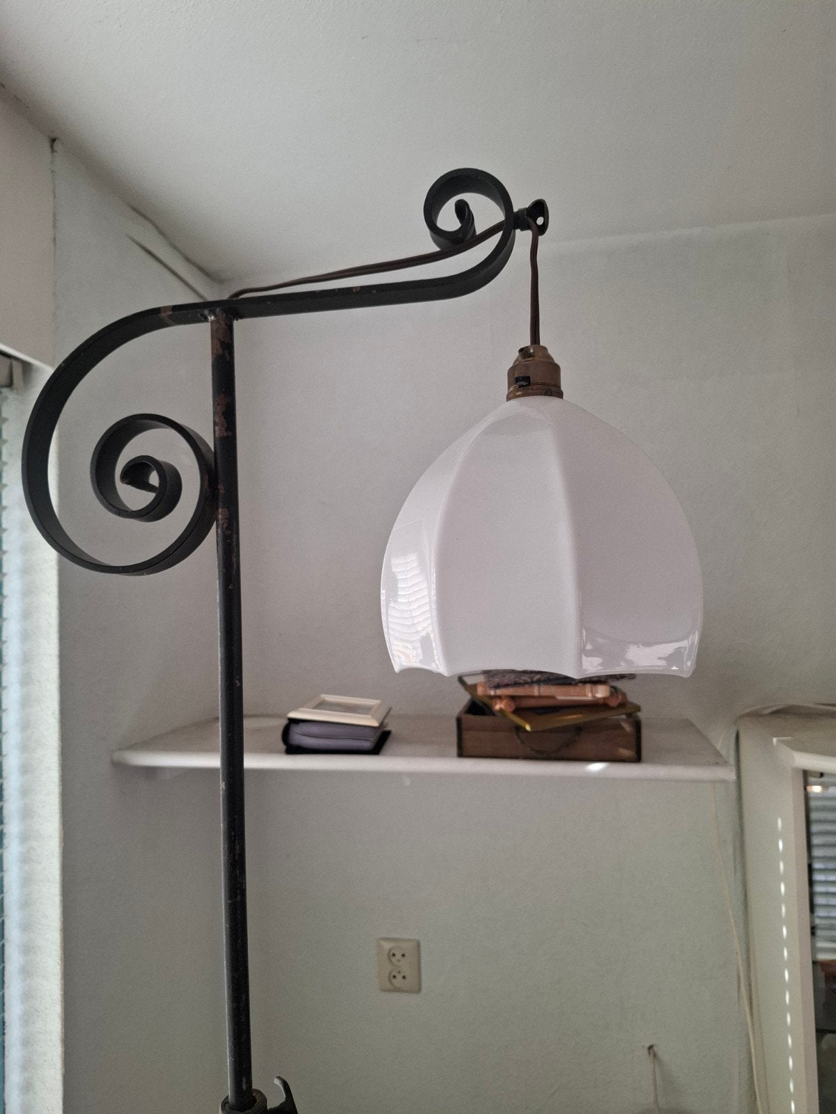 Antieke smeedijzeren vloerlamp met opalen kap, Ophalen of Verzenden