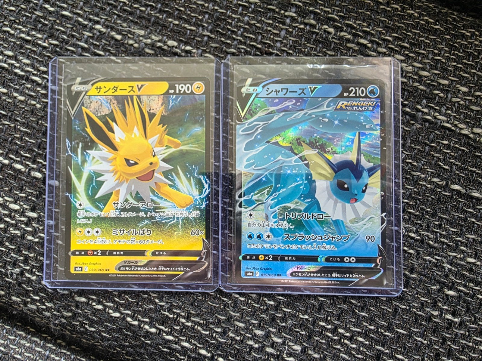 Jolteon V & Vaporeon V (Eevee Heroes) Pokémon kaarten, Ophalen of Verzenden, Zo goed als nieuw, Meerdere kaarten