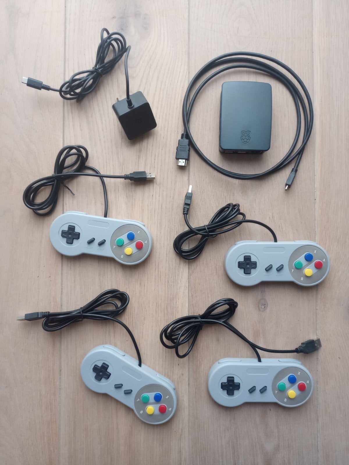 Raspberry Pi 4 retro spelcomputer + 4 controllers, Ophalen, Zo goed als nieuw