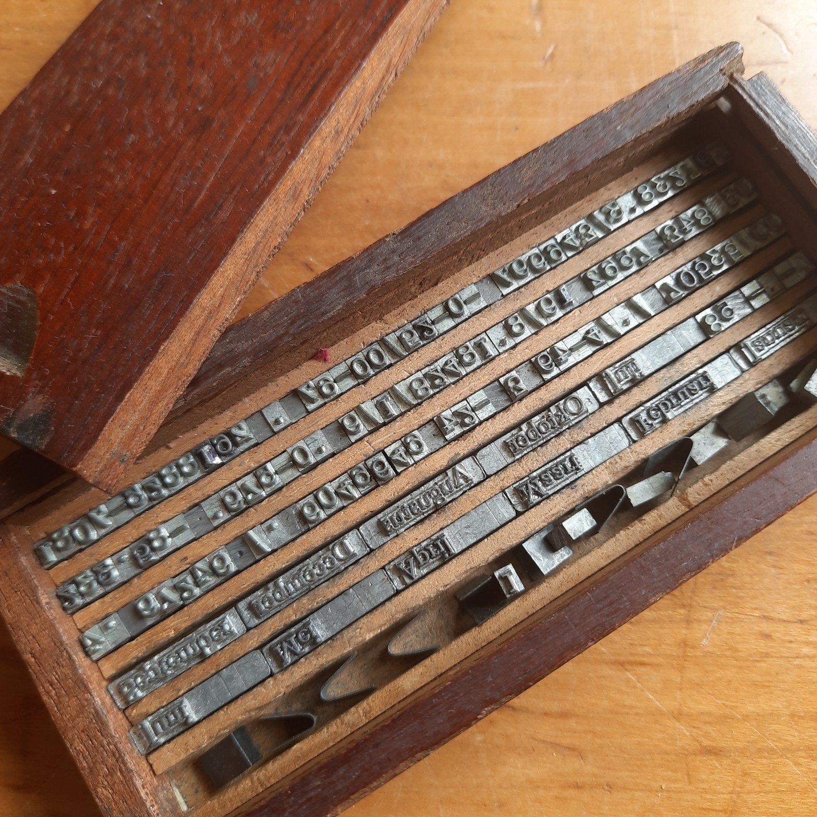 Antoek Doosje Cijfers en Maanden voor Letterzetter Stempel, Verzenden
