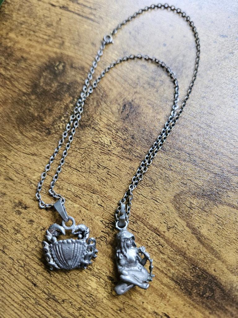 Vintage ketting met krab en zeemeermin hangers, Gebruikt, Ophalen of Verzenden, Zilver, Overige materialen