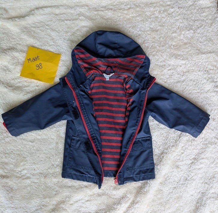 Blauwe regenjas met rode strepen, maat 98, Kinderen en Baby's, Kinderkleding | Maat 98, Ophalen, Gebruikt, Jongen of Meisje, Onbekend