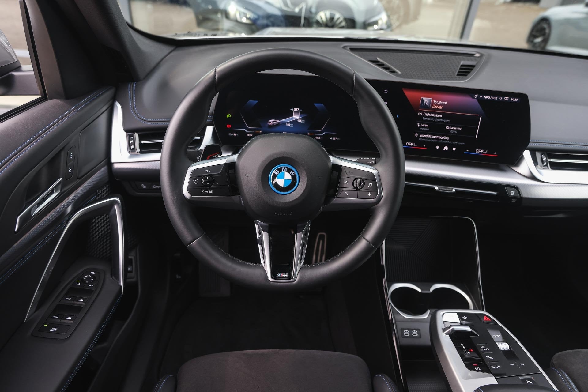 BMW iX1 xDrive30 M Sport / Sportstoelen / Achteruitrijcamera, Auto's, Gebruikt, Zwart, Met garantie (alle), 24 min