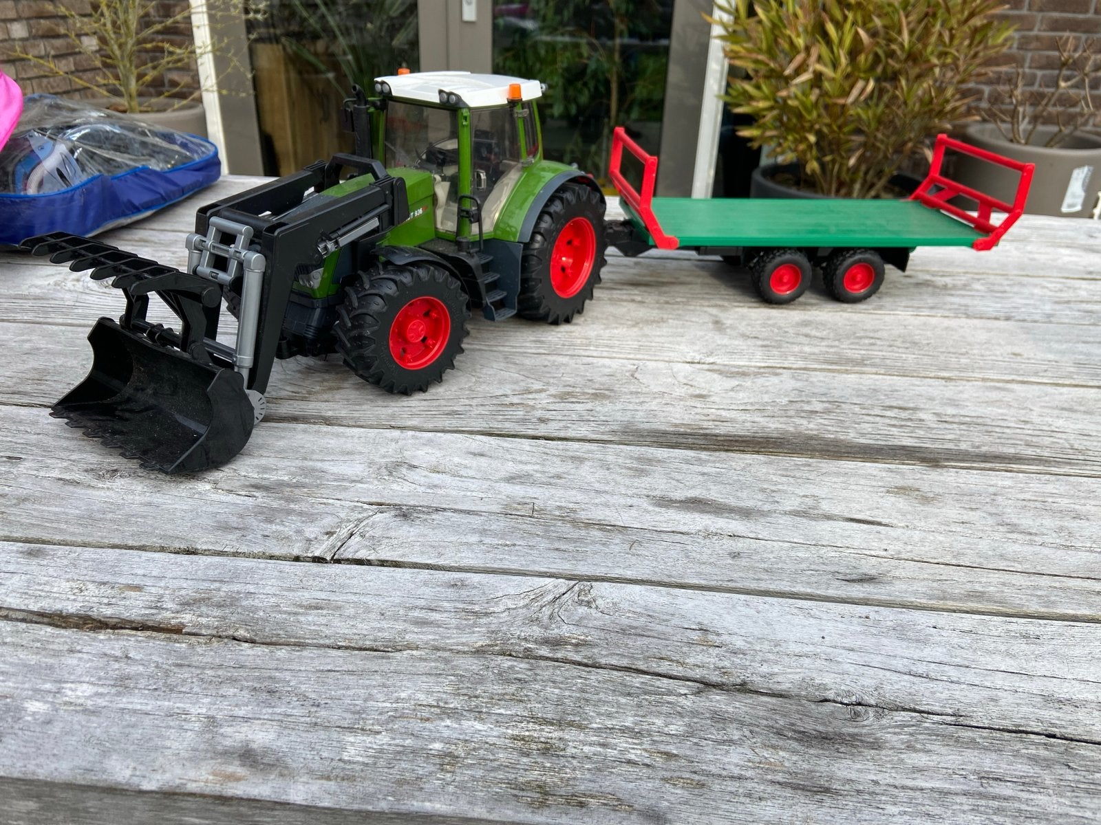Fendt tractor met aanhanger en balen, Ophalen, Gebruikt