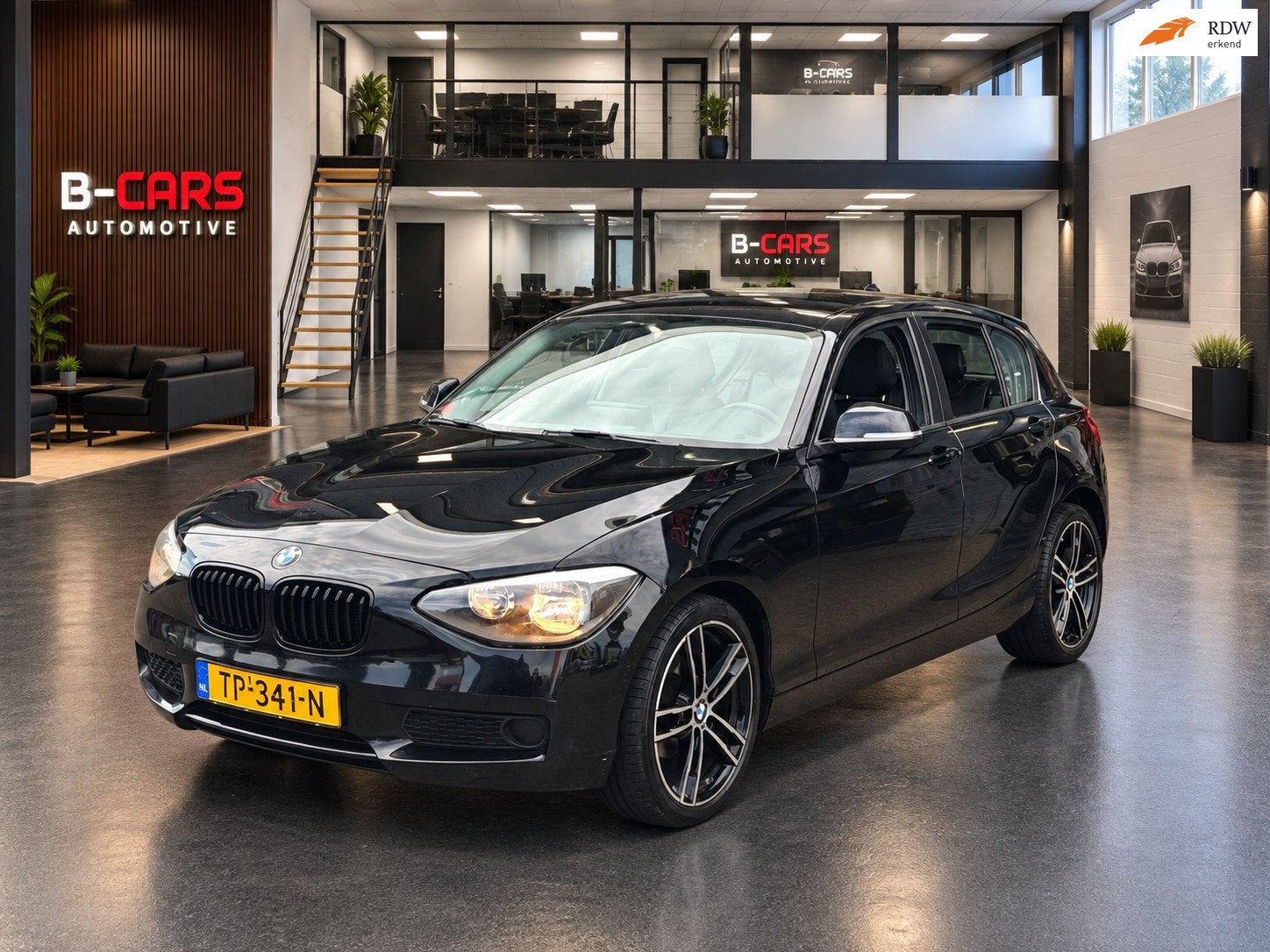 BMW 1-serie 116i Executive Leer|XlNavi|Stoelvw|Pdc|Sport|Nap, Auto's, Gebruikt, 4 cilinders, Zwart, 650 kg