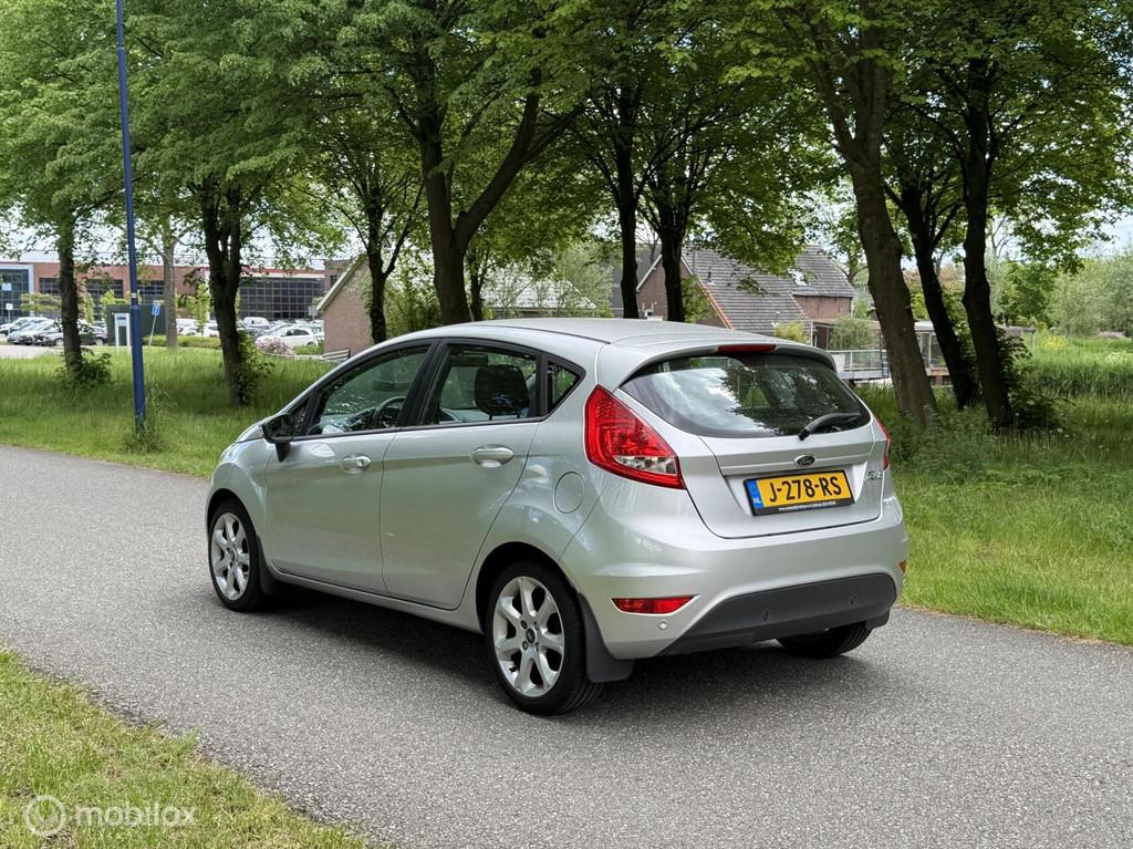 Ford Fiesta 1.4 Ghia*AUTOMAAT*DISTRIBUTIE VERV.*AIRCO, Auto's, Euro 5, Zwart, 4 cilinders, Fiësta