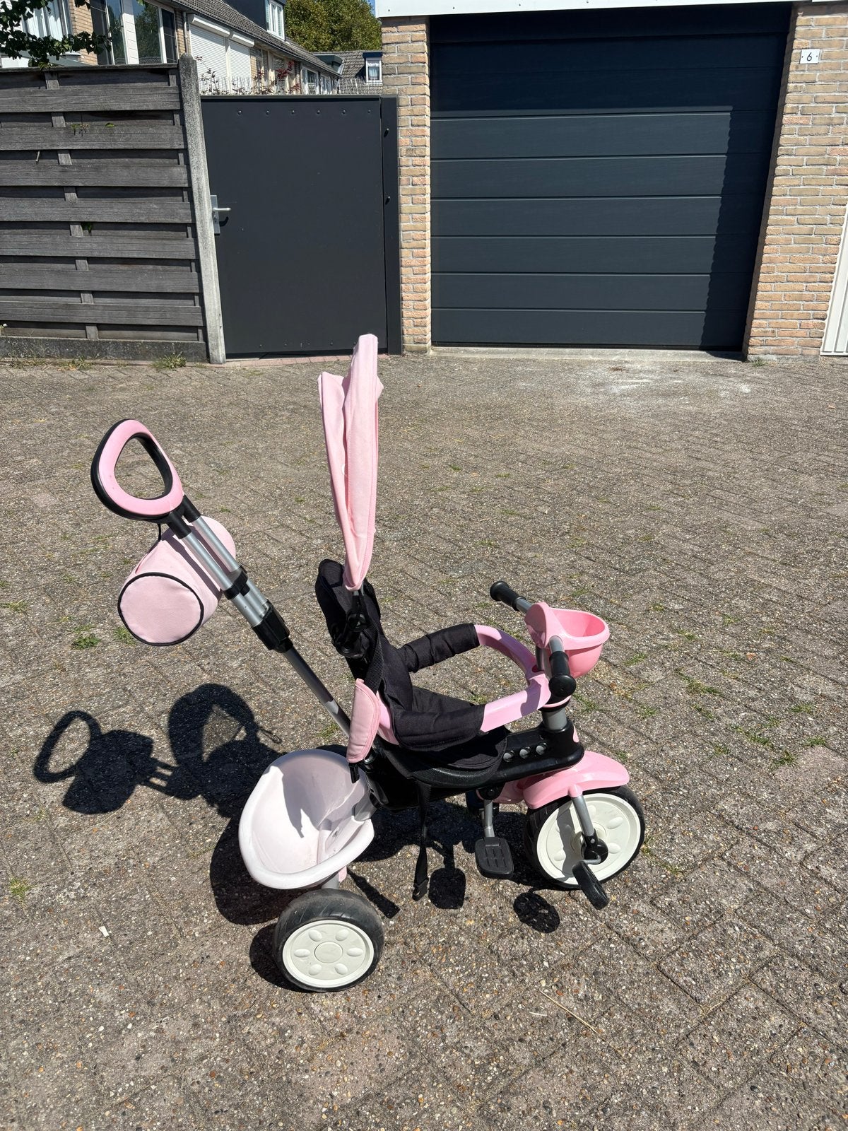 Roze QPlay driewieler met duwstang en verstelbare zitting, Ophalen, Zo goed als nieuw, Terugtraprem, Duwstang