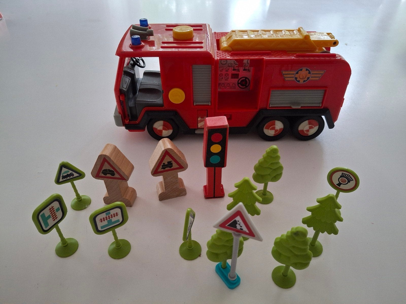 Brandweerwagen brandweerman Sam  met verkeersborden en bomen, Ophalen of Verzenden, Gebruikt