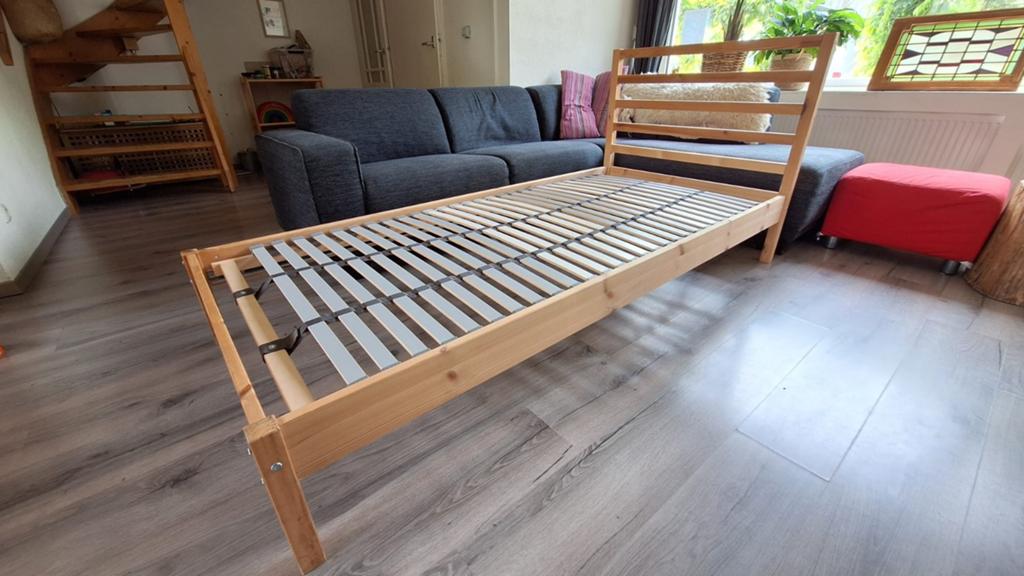 Eenpersoonsbed van hout met lattenbodem, Huis en Inrichting, Ophalen, Gebruikt, 90 cm, Modern Scandinavisch