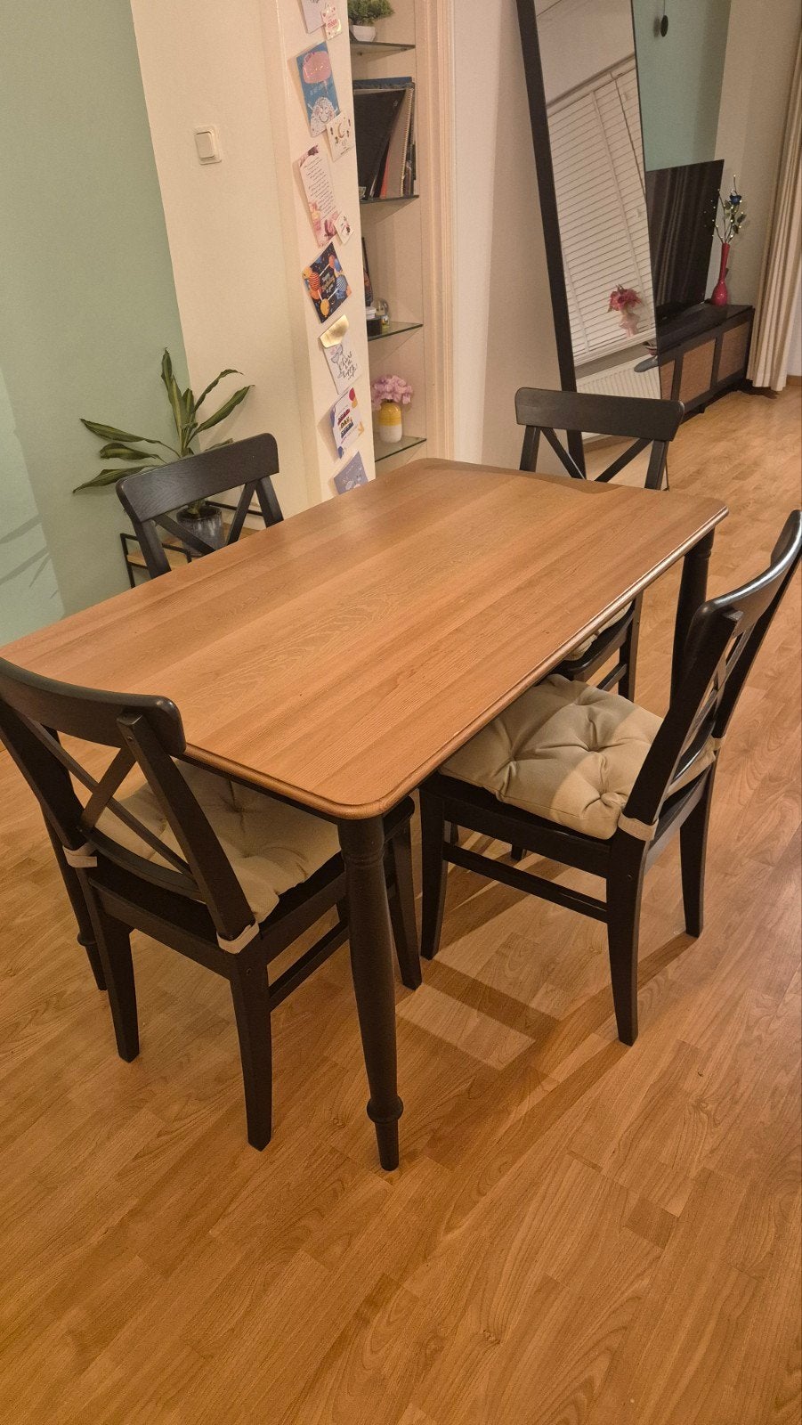 ikea dining table with 4 chairs in amazing condition, Huis en Inrichting, Tafels | Eettafels, Ophalen, 100 tot 150 cm, Klassiek