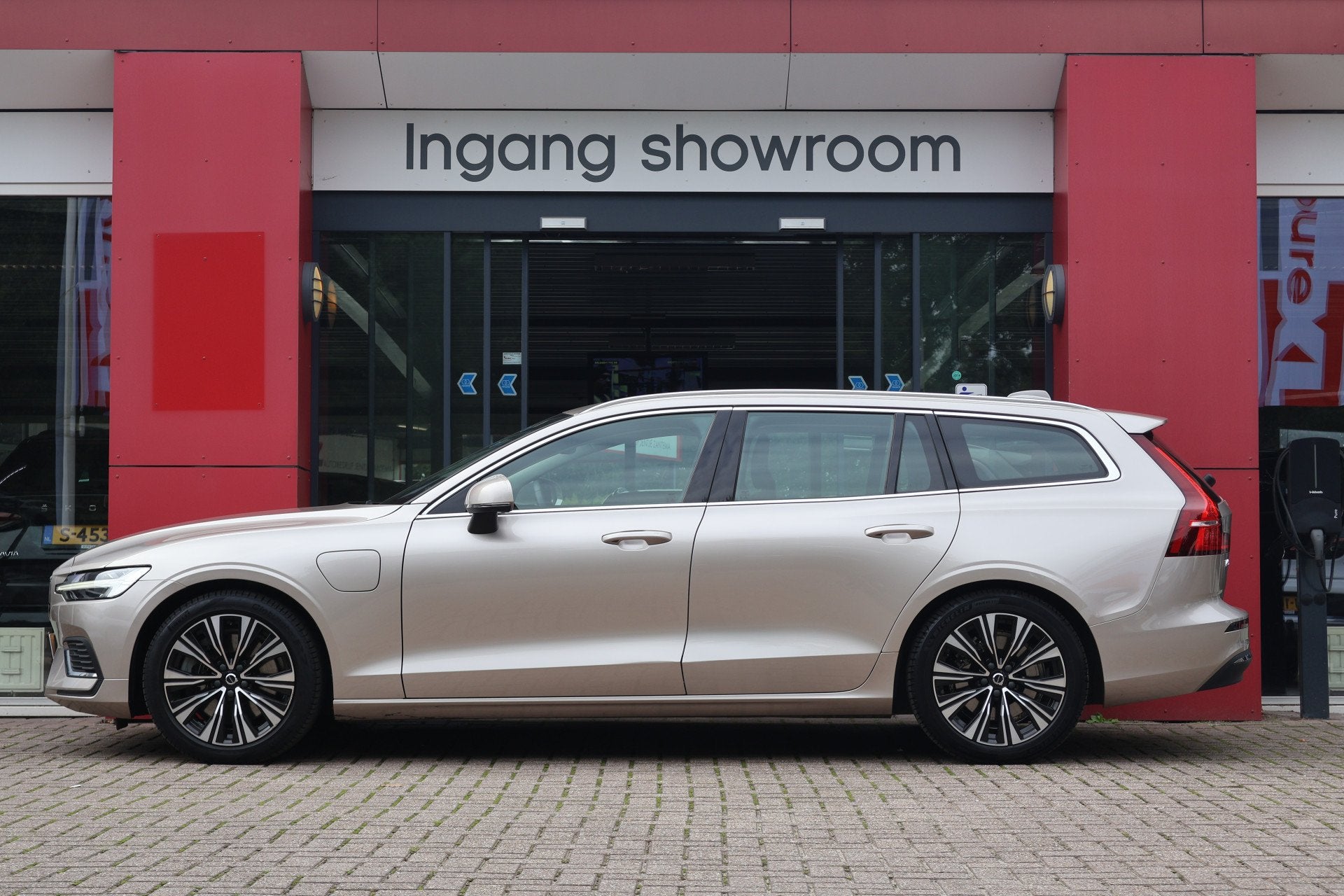 Volvo V60 2.0 T6 Plug-in hybrid AWD Plus Bright | Long Range, Automaat, Gebruikt, 129 €/maand, Zilver of Grijs
