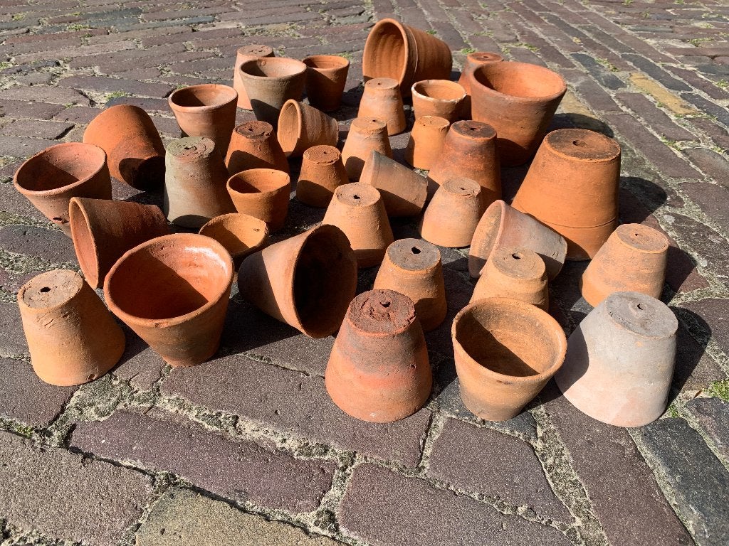 Foto 20 van Antieke handgemaakte aardewerken kweekpotjes
