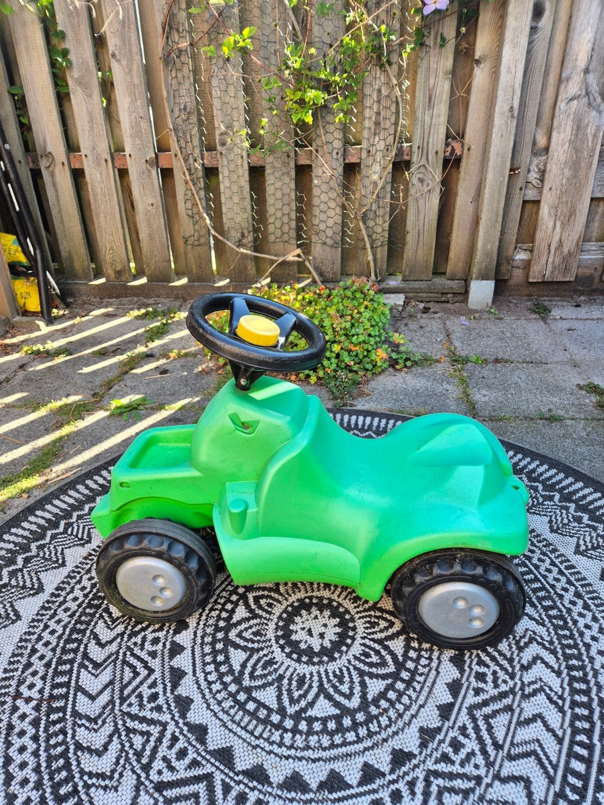 Groene loopauto voor kinderen, Kinderen en Baby's, Ophalen, Gebruikt, Loopvoertuig