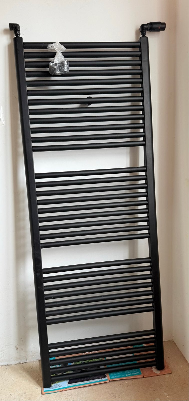 Zwarte design radiator - 1 jaar oud, Ophalen, Radiator, Minder dan 60 cm, Zo goed als nieuw